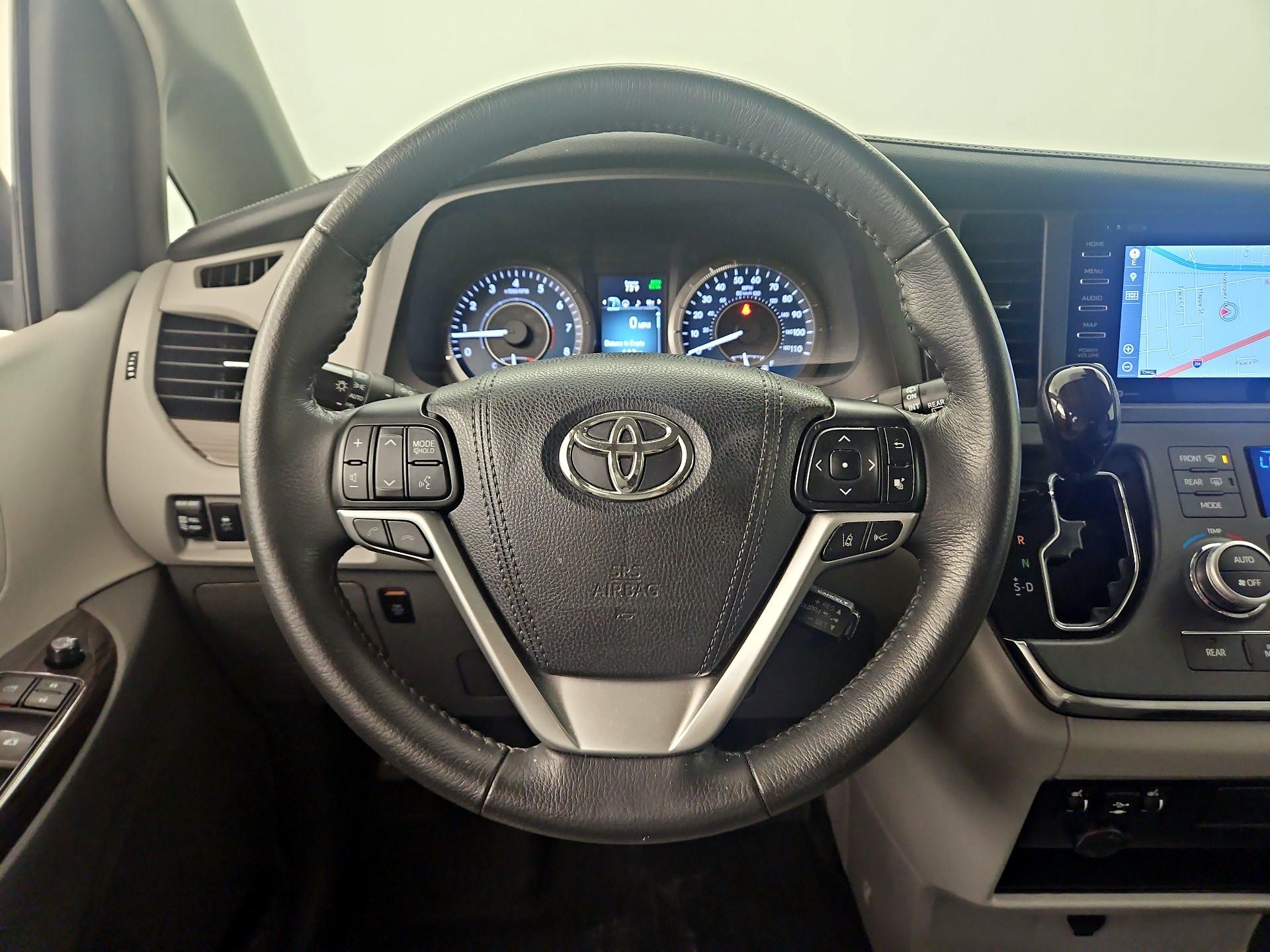 Thumbnail: 2018 Toyota Sienna - 10