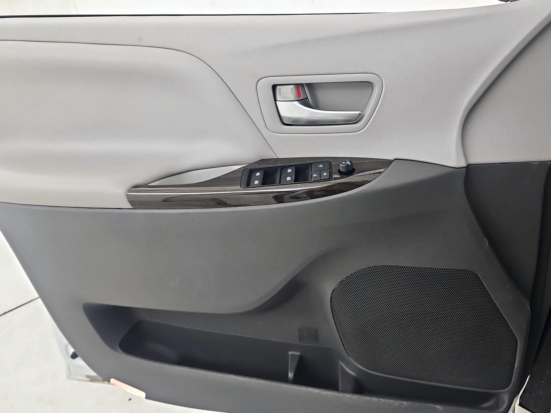 Thumbnail: 2018 Toyota Sienna - 12