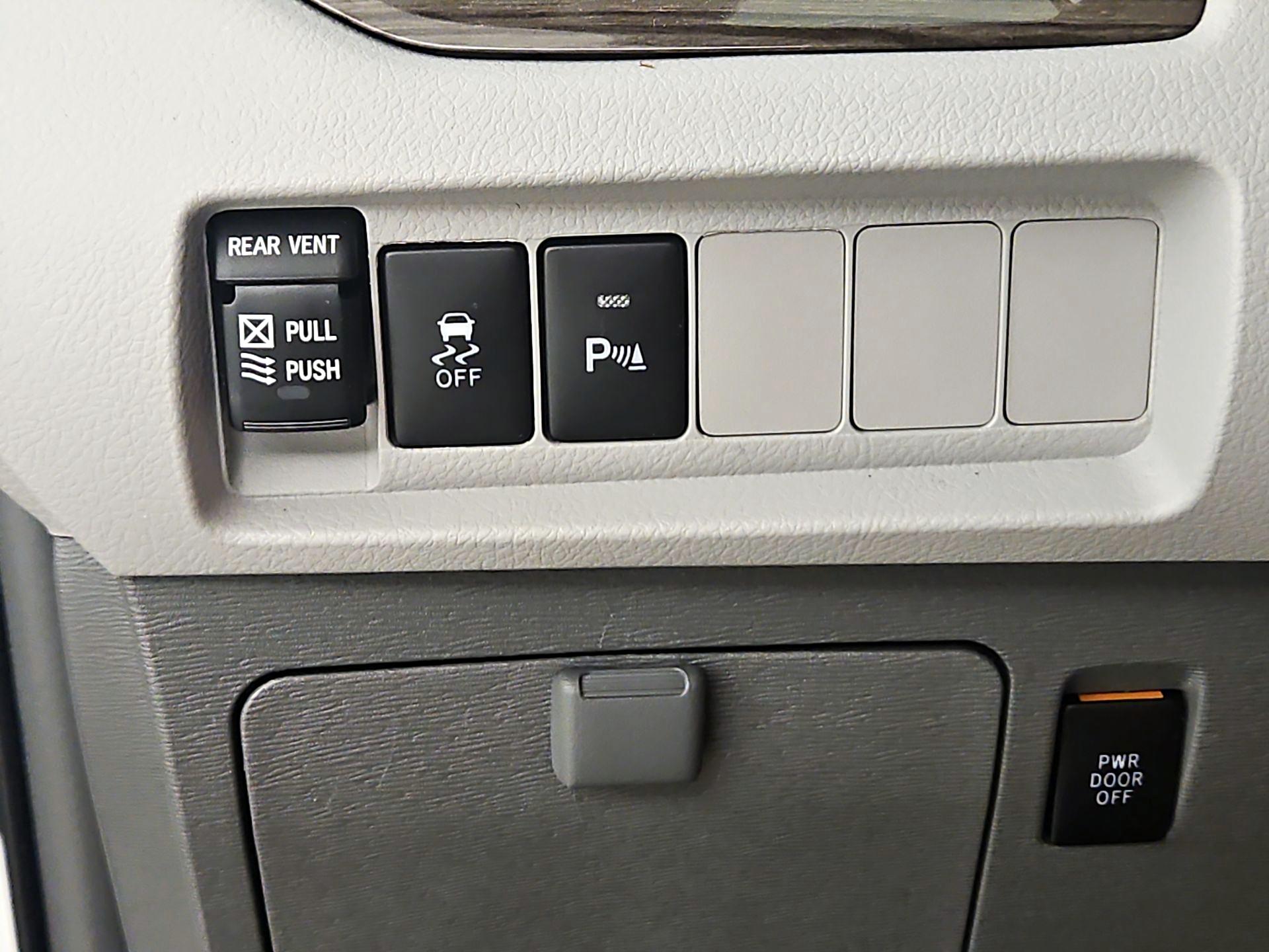 Thumbnail: 2018 Toyota Sienna - 13