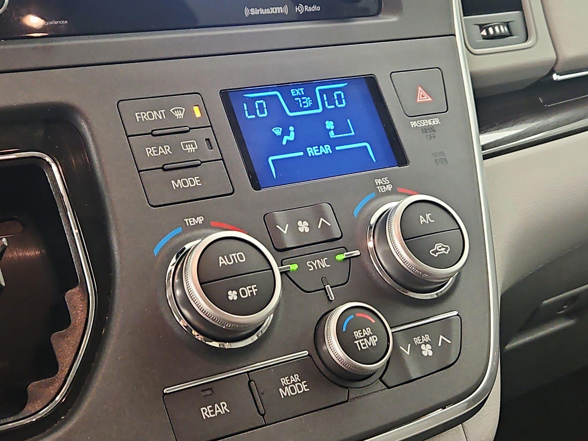 Thumbnail: 2018 Toyota Sienna - 17