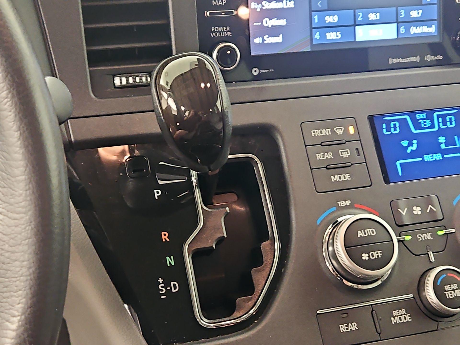 Thumbnail: 2018 Toyota Sienna - 18