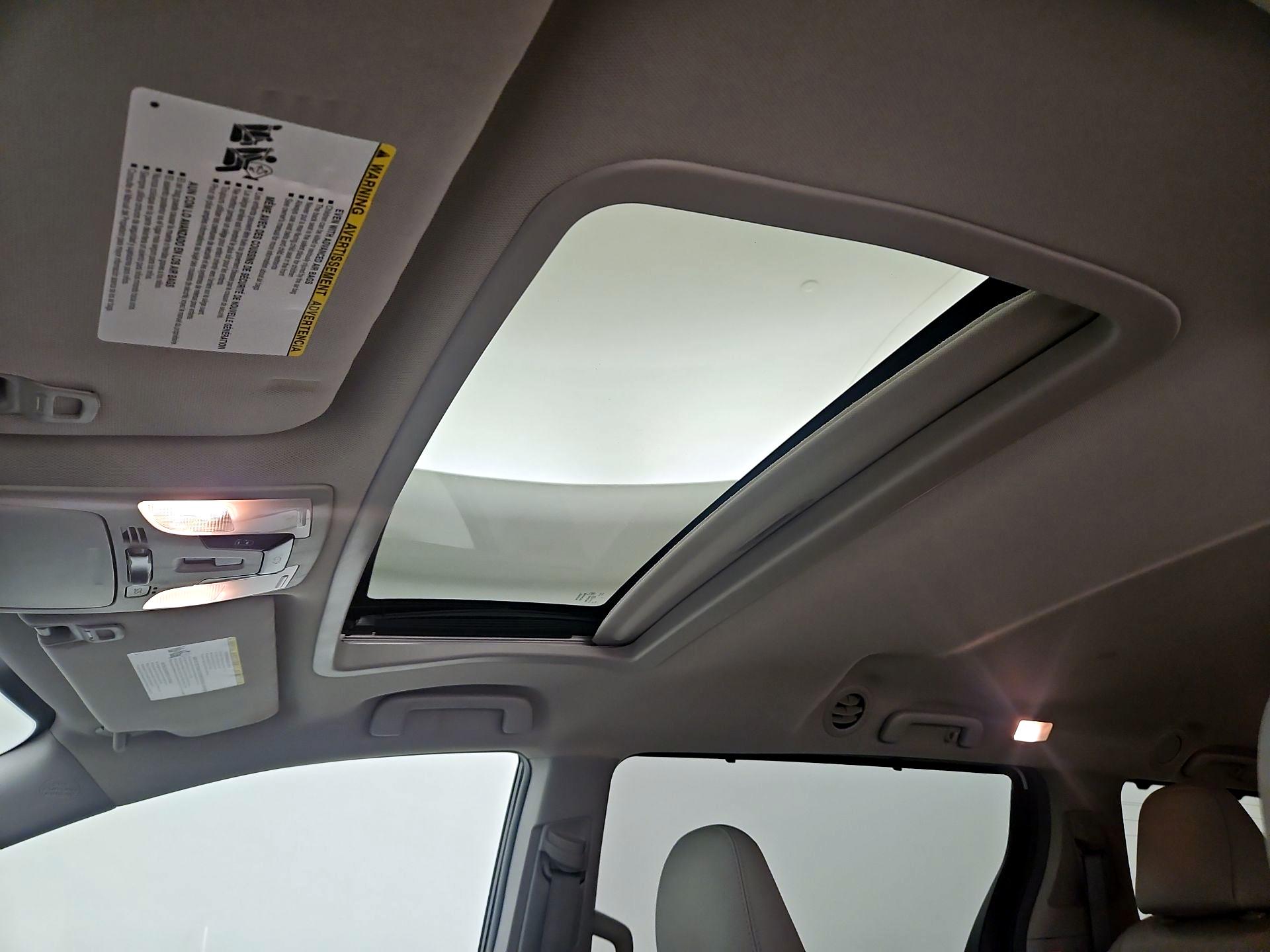 Thumbnail: 2018 Toyota Sienna - 20