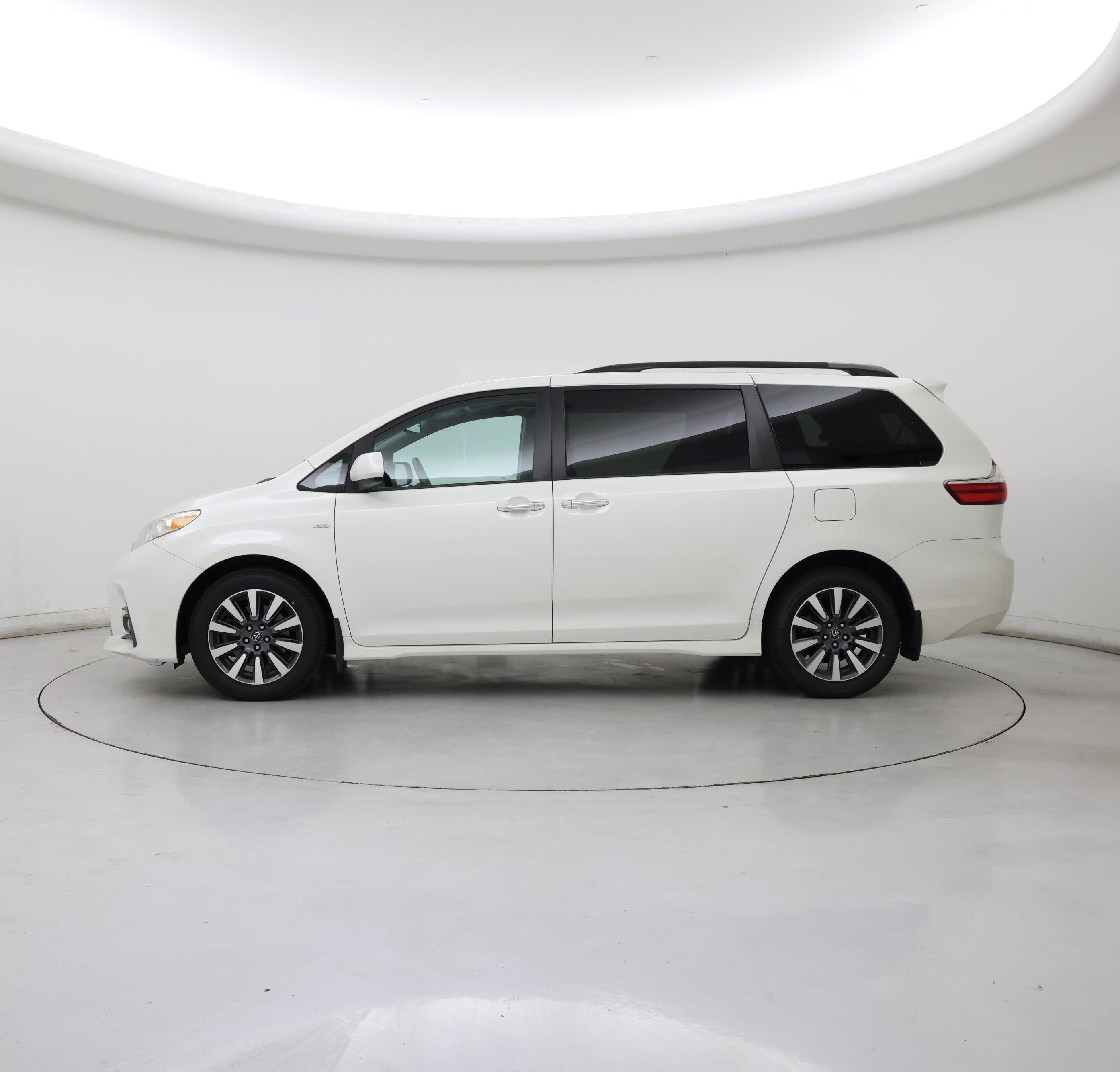 Thumbnail: 2018 Toyota Sienna - 3
