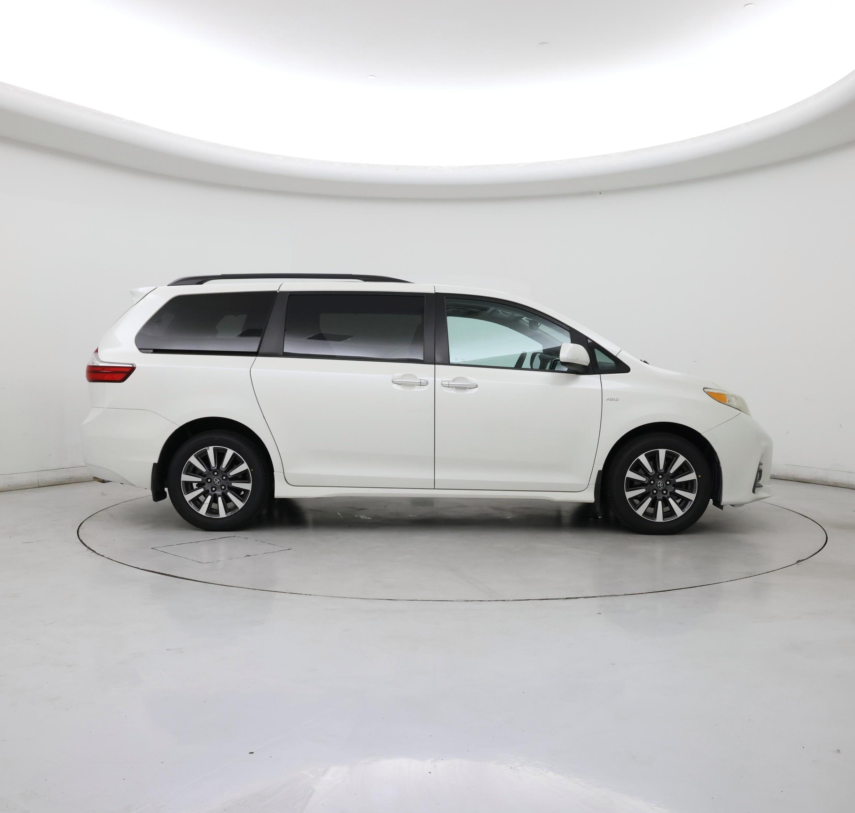 Thumbnail: 2018 Toyota Sienna - 7