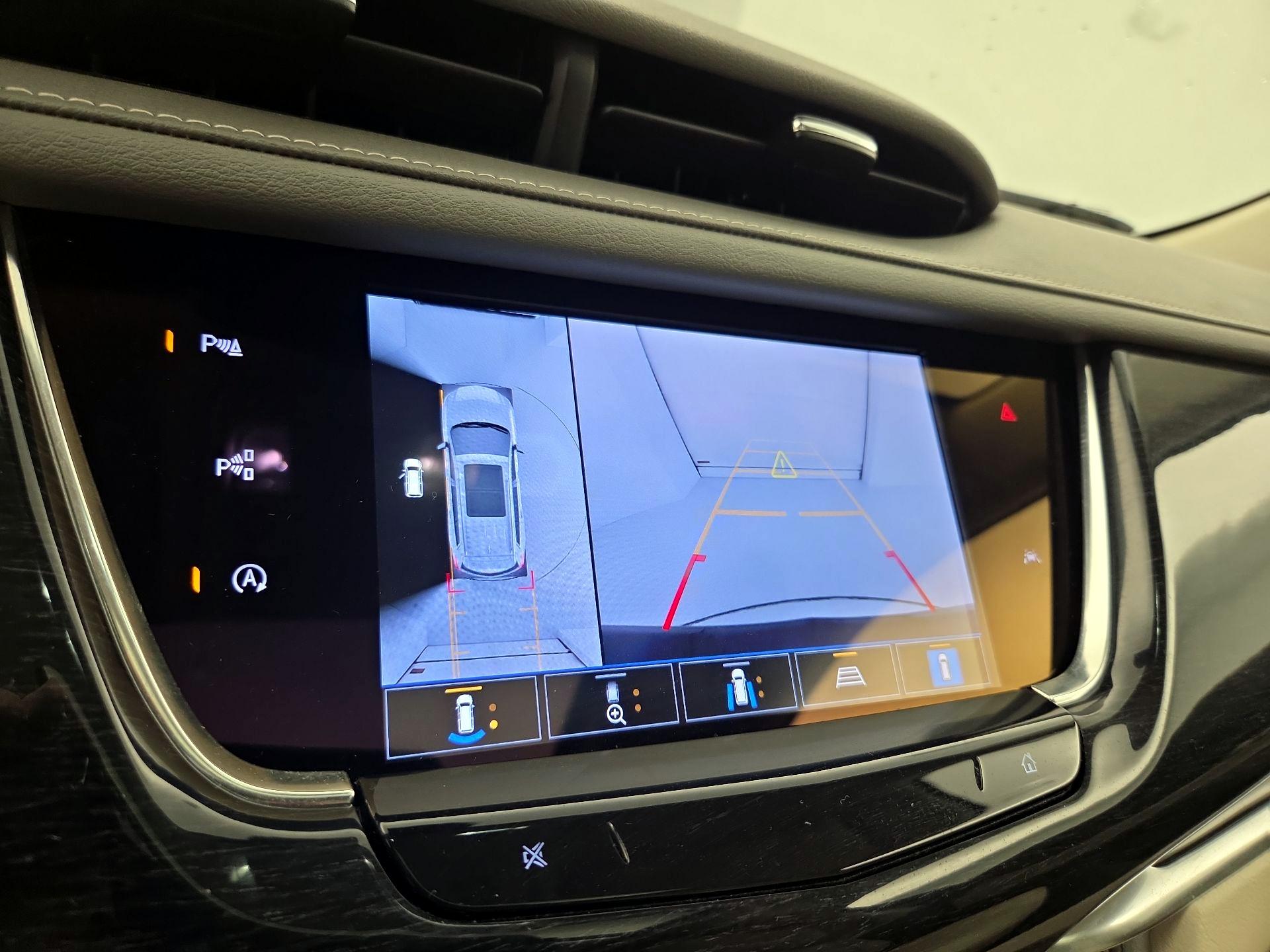 Thumbnail: 2023 Cadillac XT6 - 14