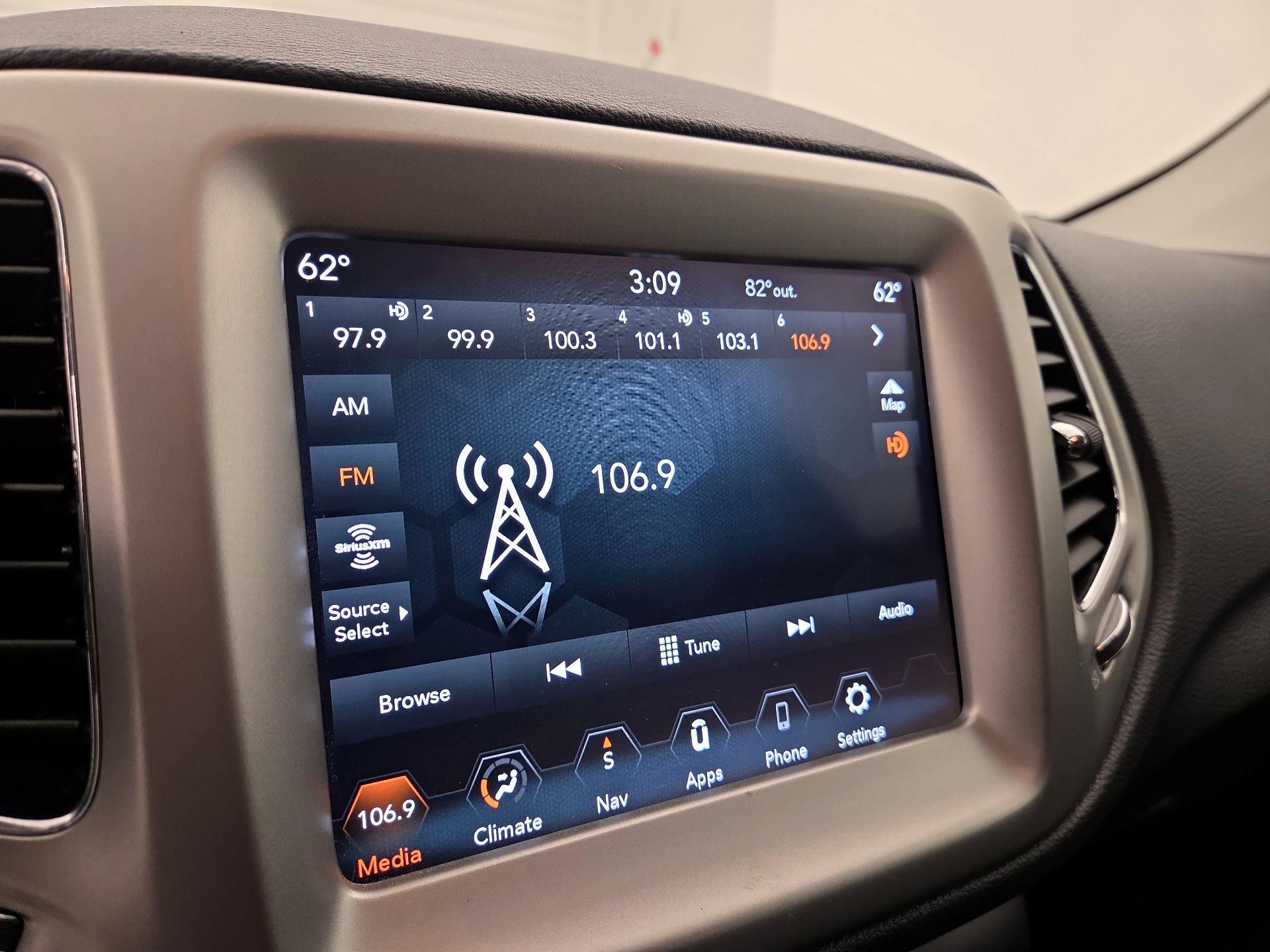 Thumbnail: 2020 Jeep Compass - 16