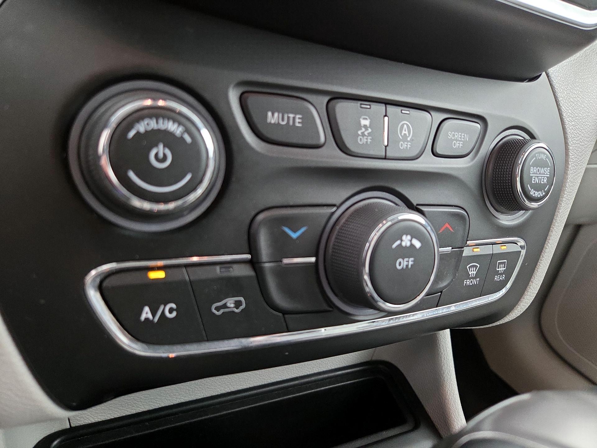 Thumbnail: 2021 Jeep Cherokee - 16