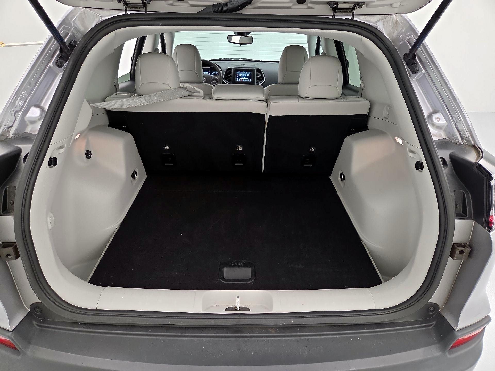 Thumbnail: 2021 Jeep Cherokee - 20