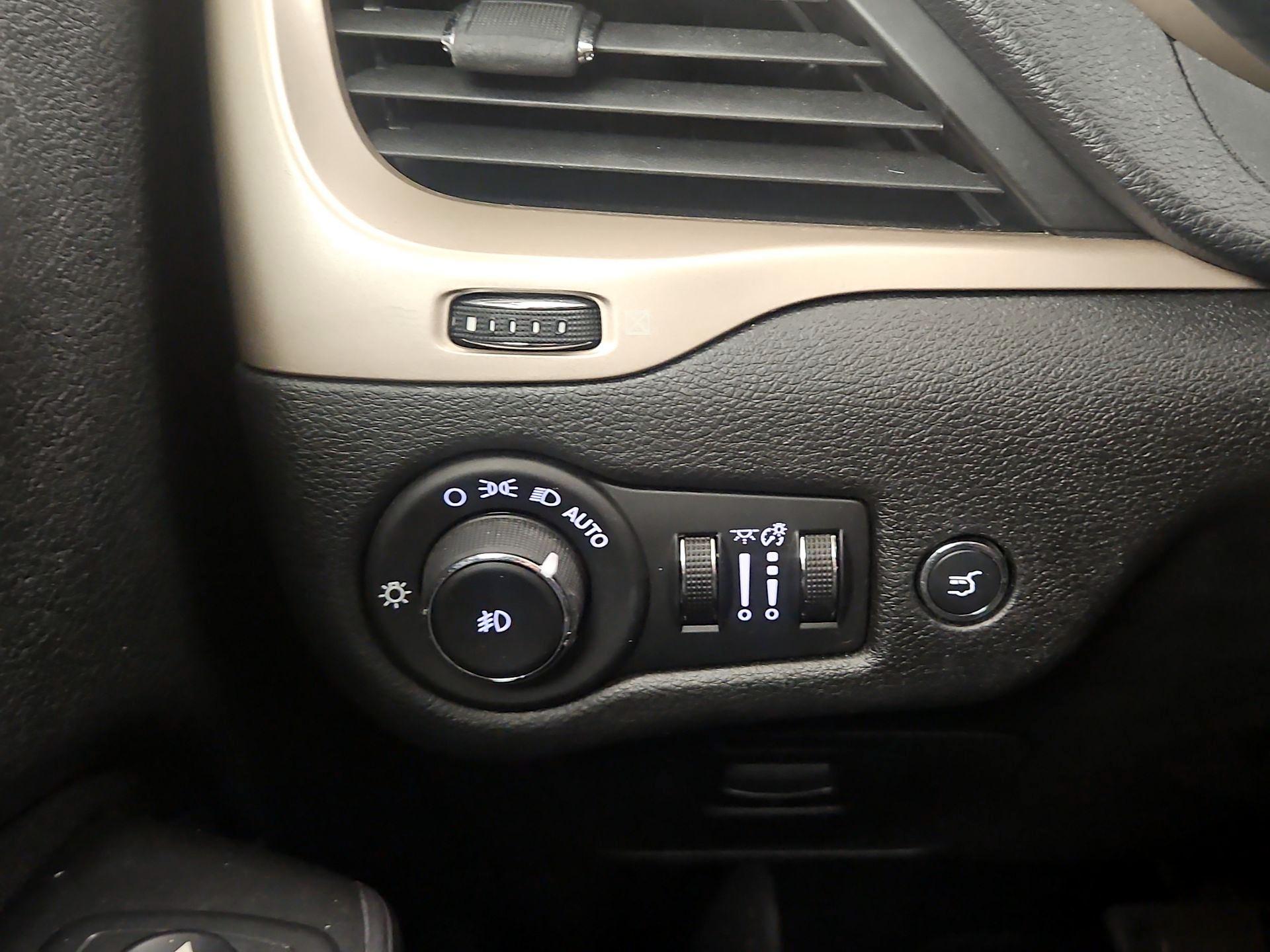 Thumbnail: 2014 Jeep Cherokee - 13