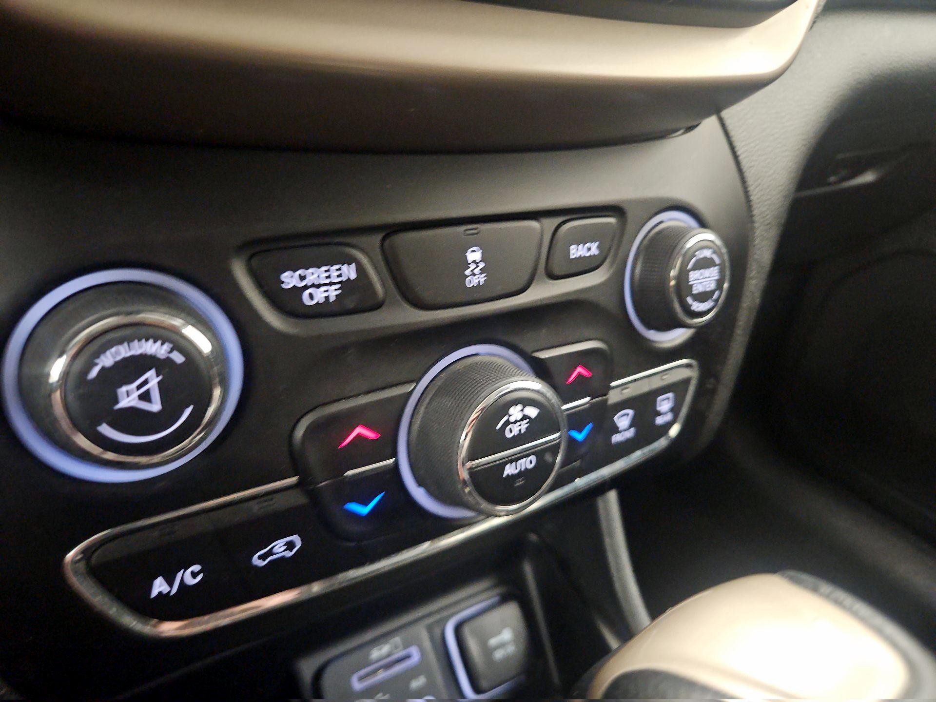 Thumbnail: 2014 Jeep Cherokee - 16