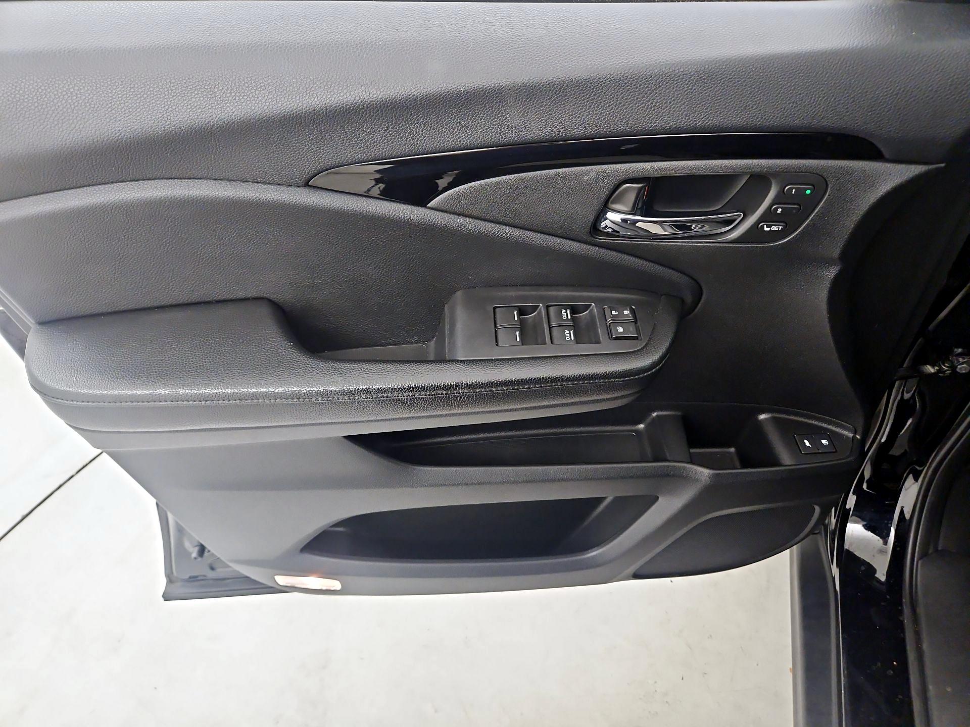 Thumbnail: 2017 Honda Pilot - 12