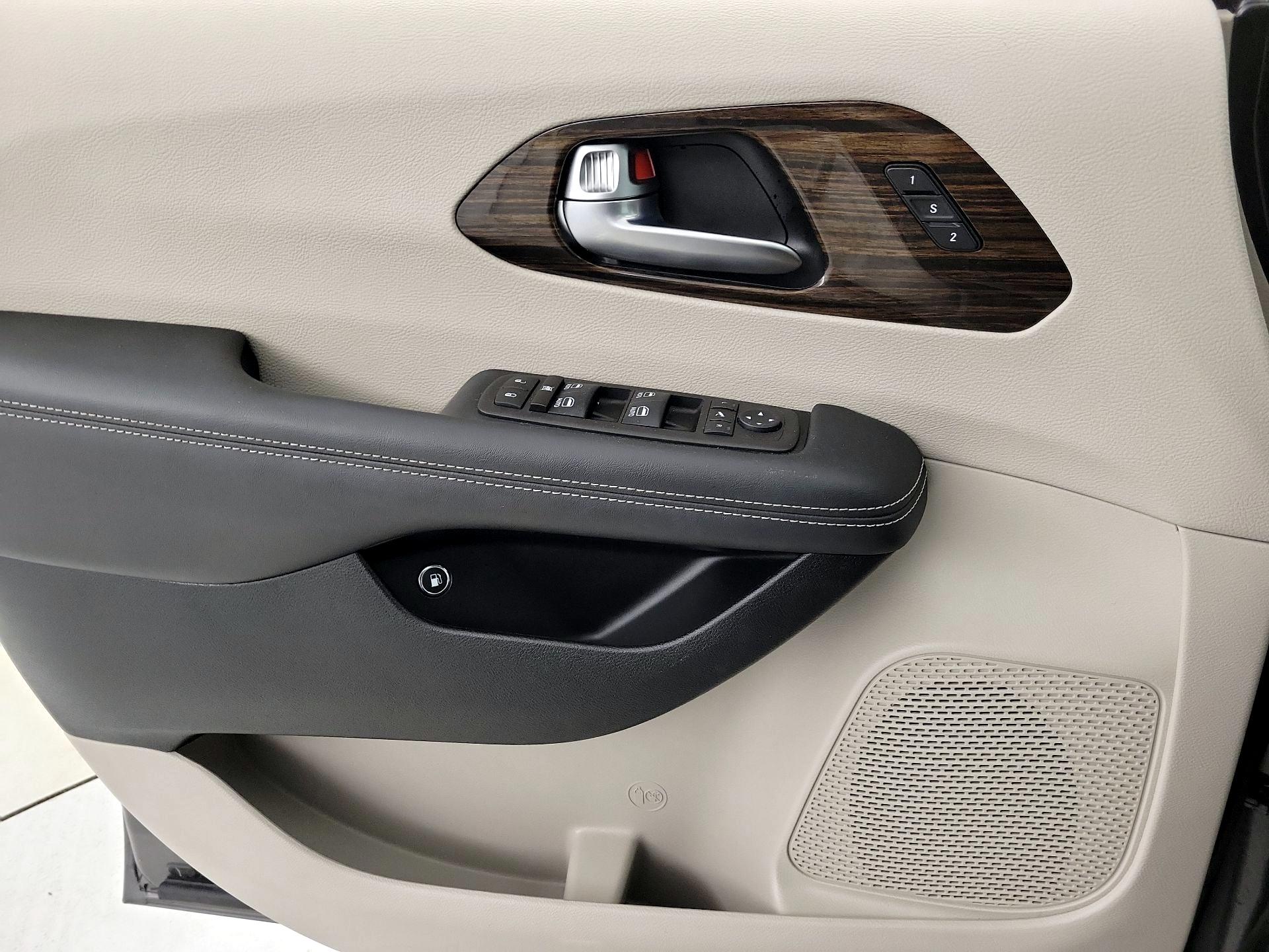 Thumbnail: 2023 Chrysler Pacifica - 12