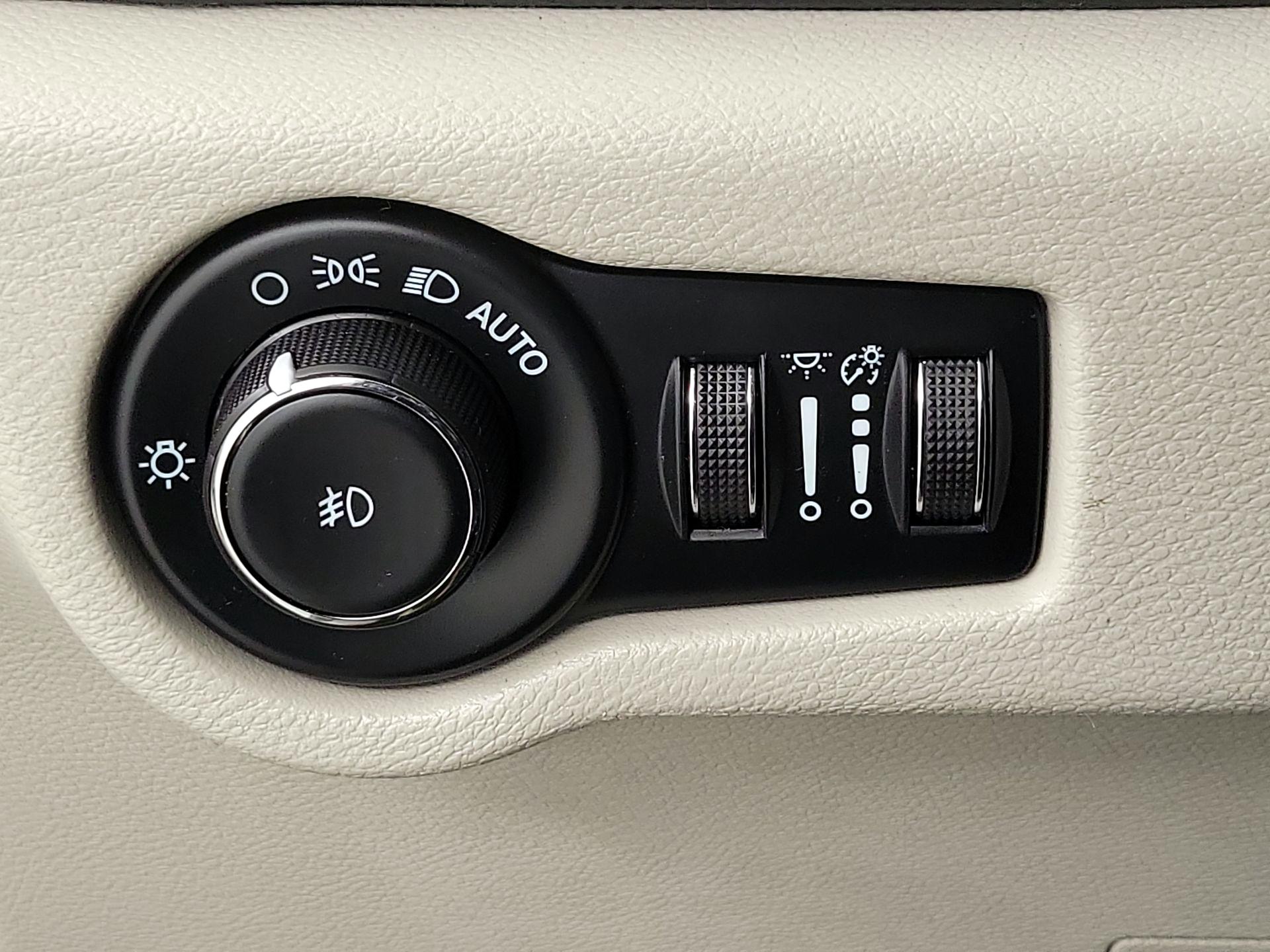 Thumbnail: 2023 Chrysler Pacifica - 13