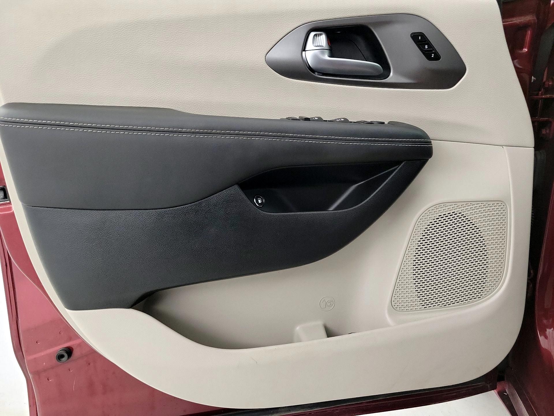 Thumbnail: 2023 Chrysler Pacifica - 12