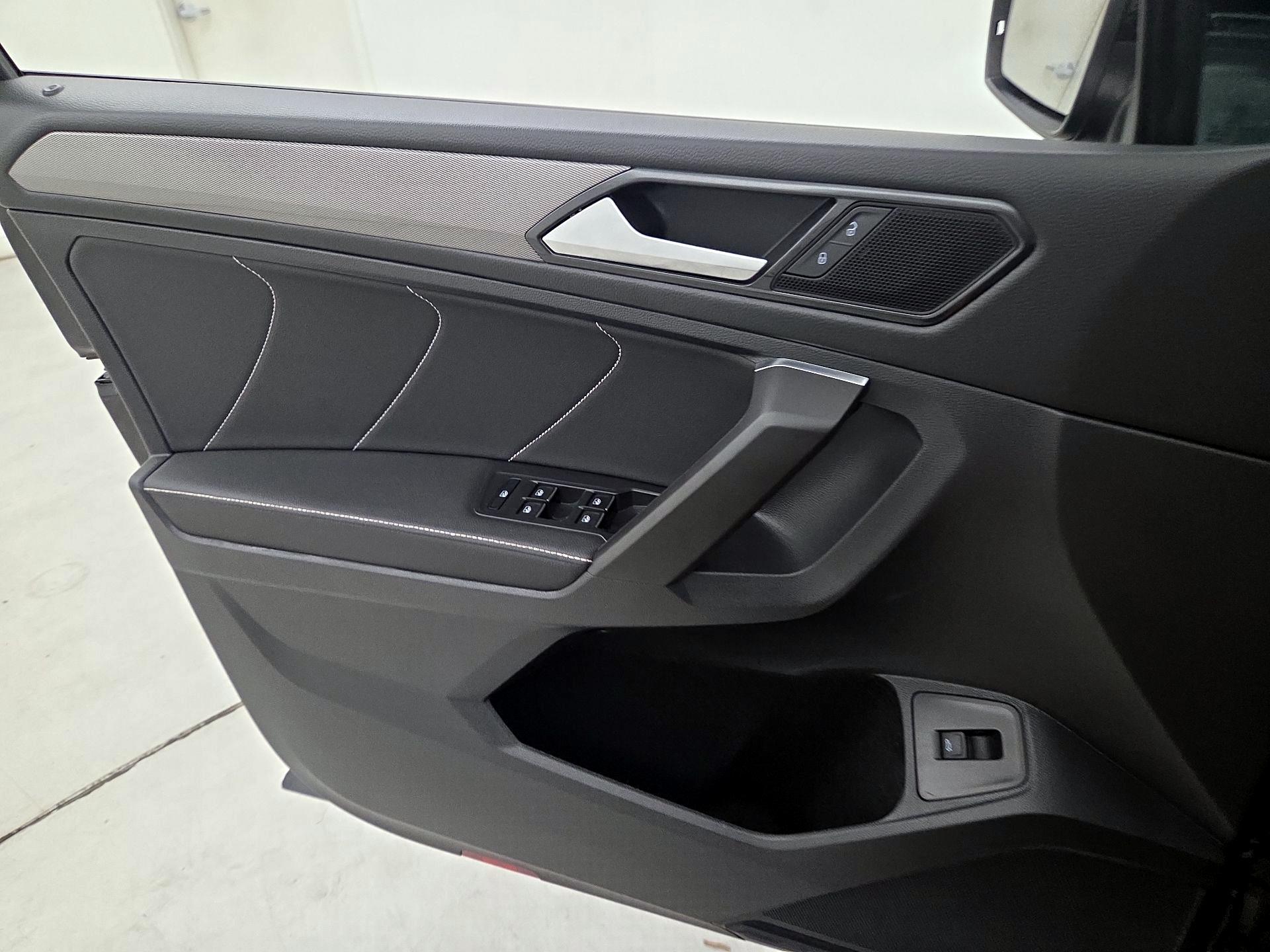 Thumbnail: 2022 Volkswagen Tiguan - 12