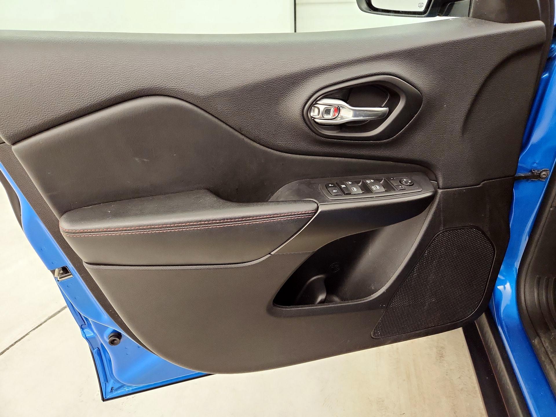 Thumbnail: 2021 Jeep Cherokee - 12