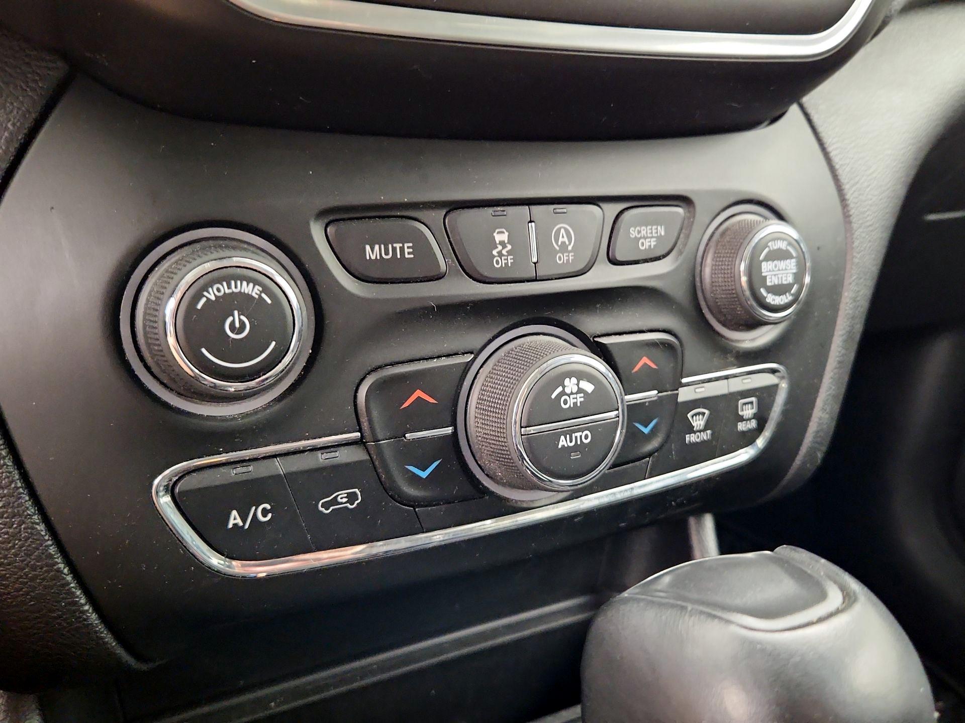 Thumbnail: 2021 Jeep Cherokee - 16