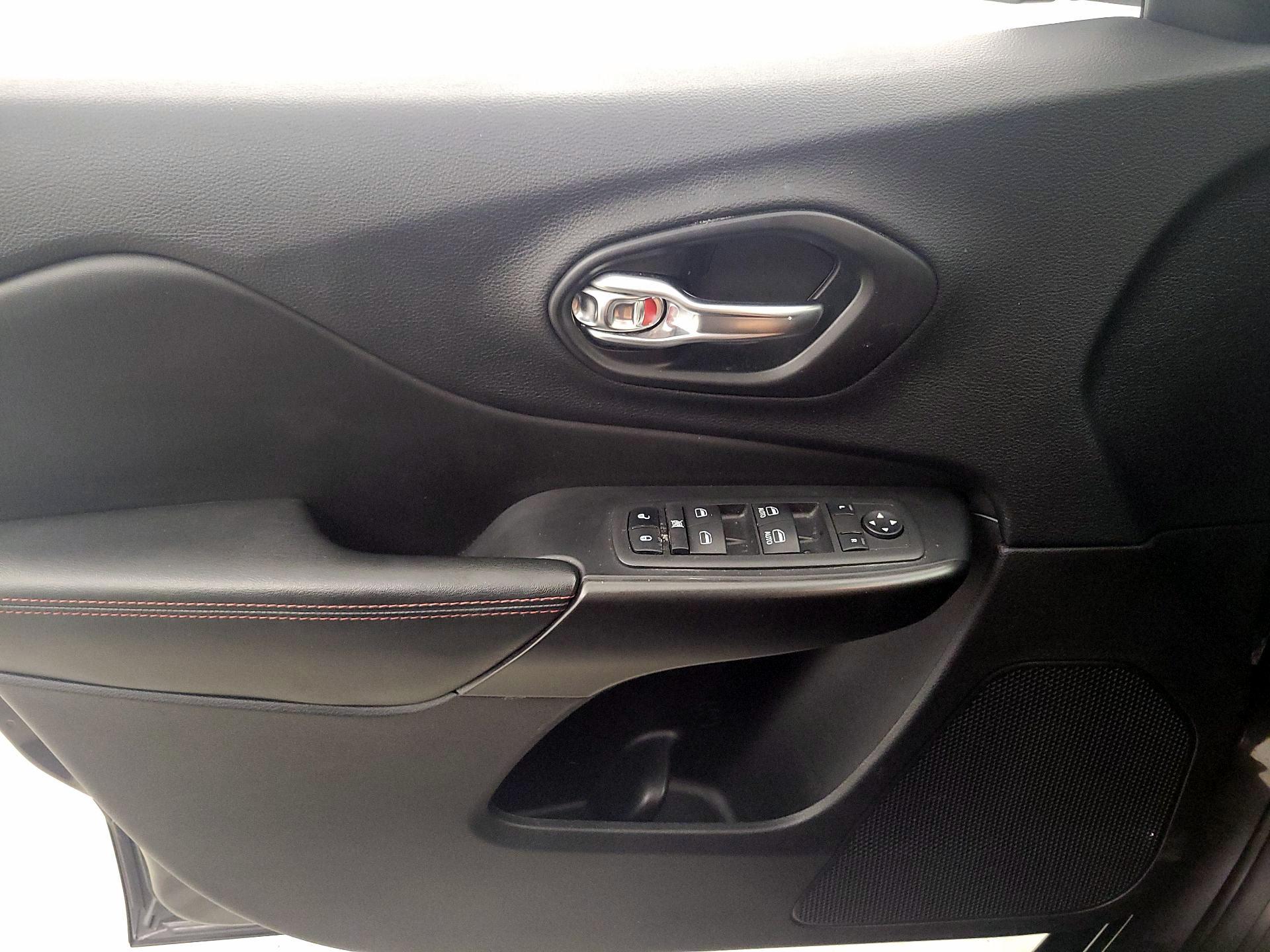 Thumbnail: 2022 Jeep Cherokee - 12