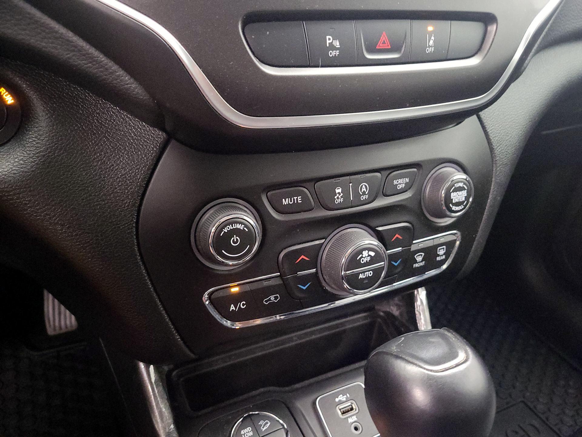 Thumbnail: 2022 Jeep Cherokee - 16