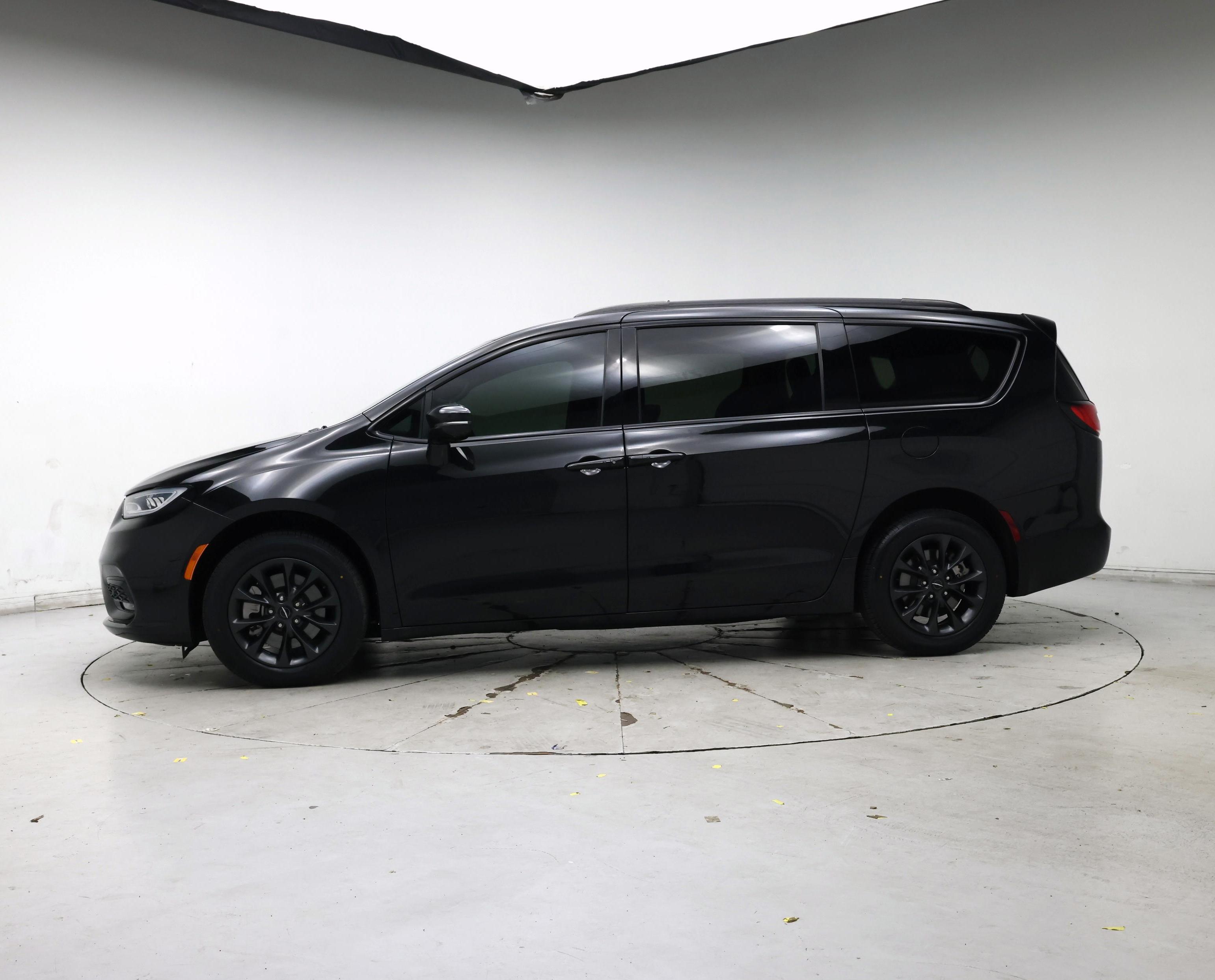 Thumbnail: 2021 Chrysler Pacifica - 3