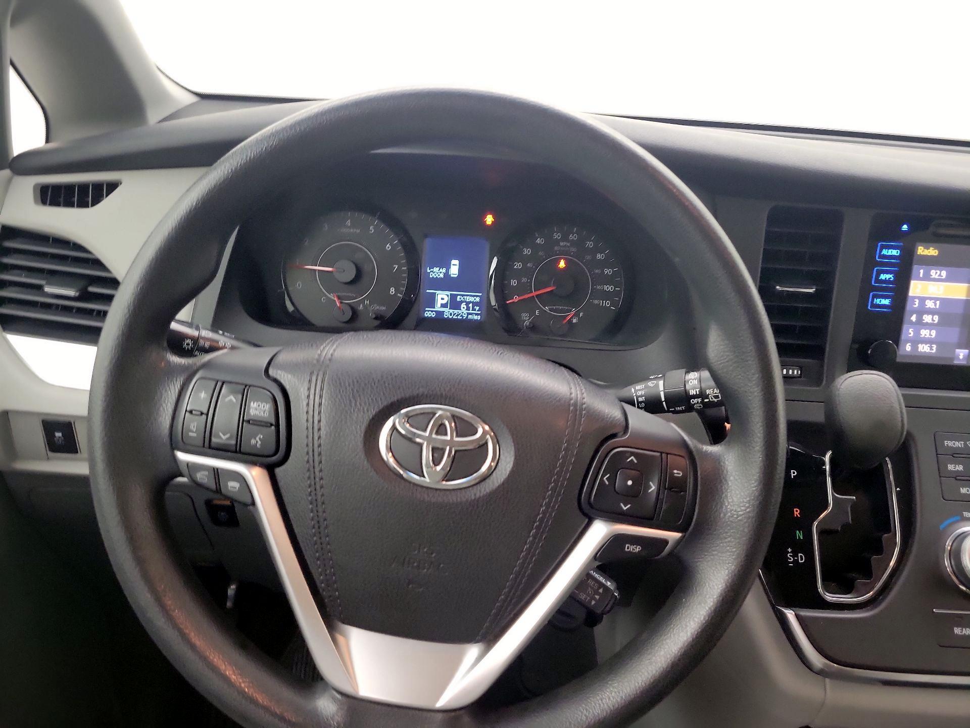 Thumbnail: 2015 Toyota Sienna - 10