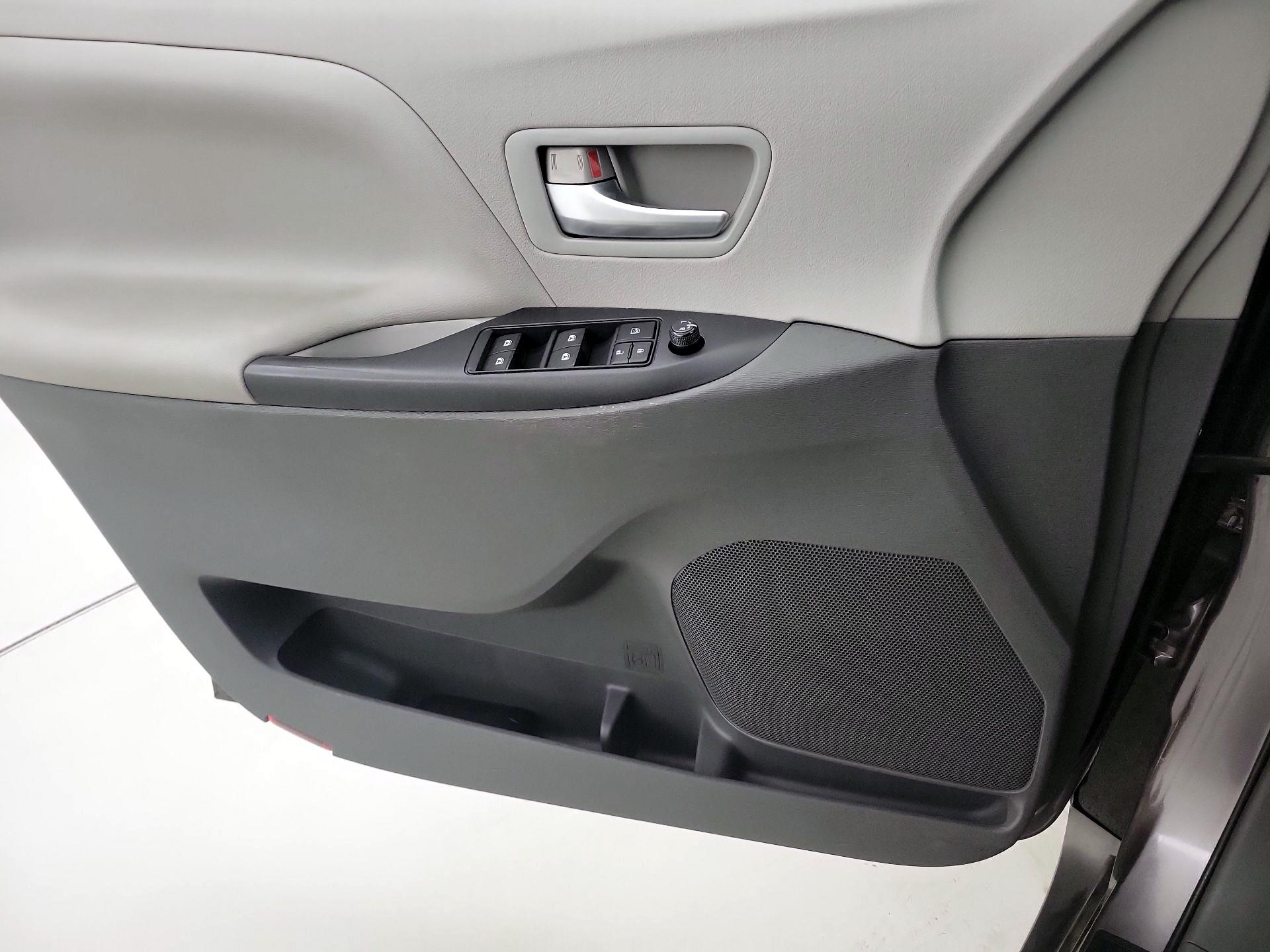 Thumbnail: 2015 Toyota Sienna - 12
