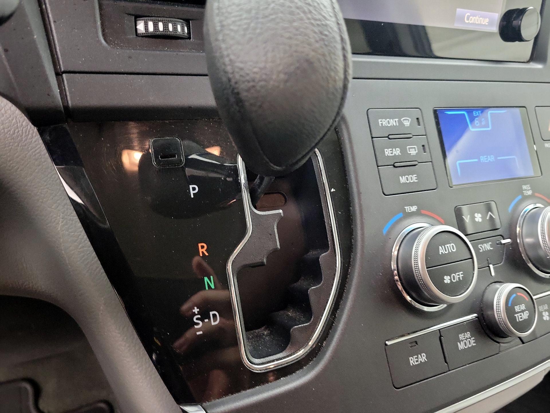 Thumbnail: 2015 Toyota Sienna - 17