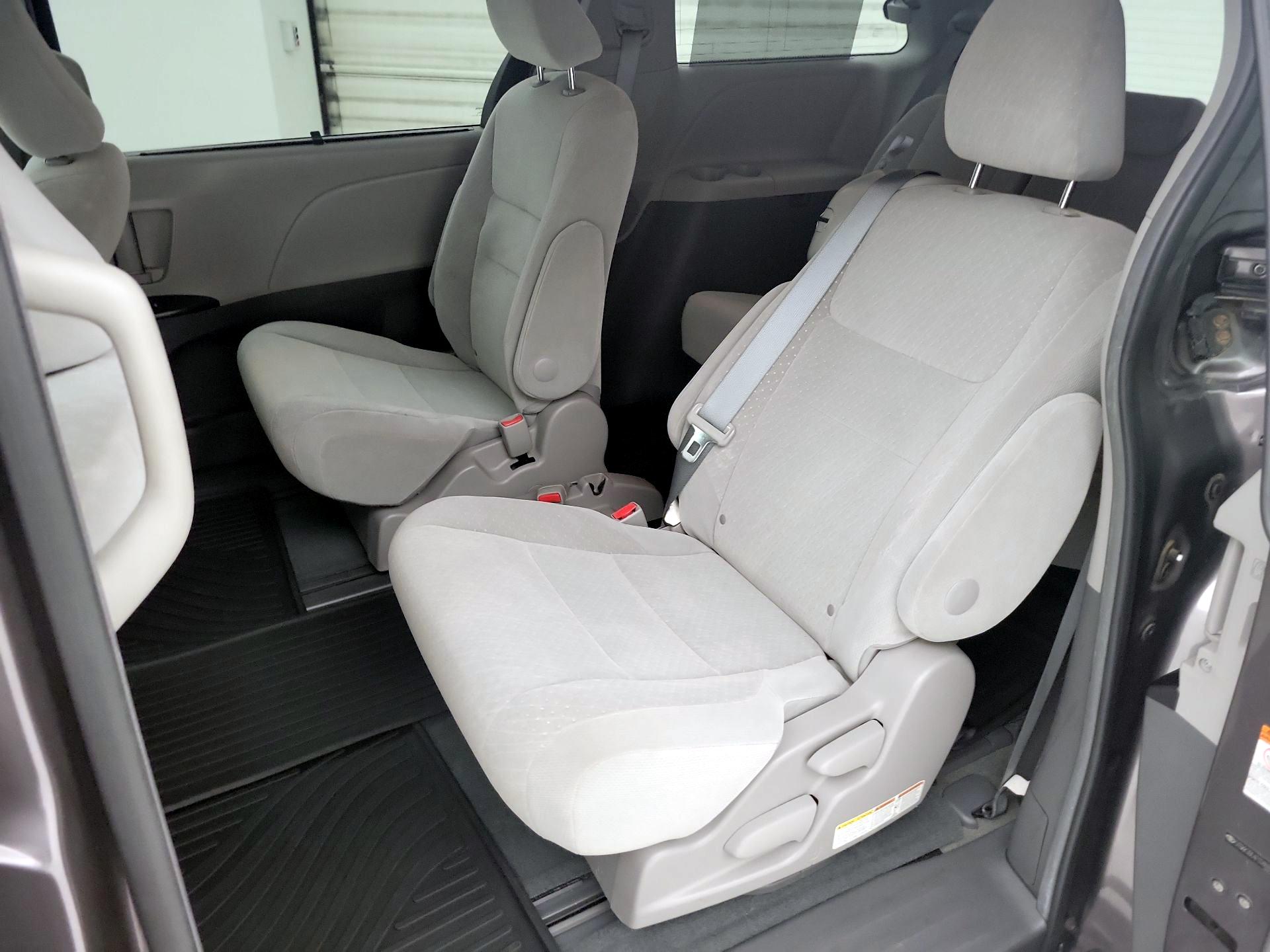 Thumbnail: 2015 Toyota Sienna - 19