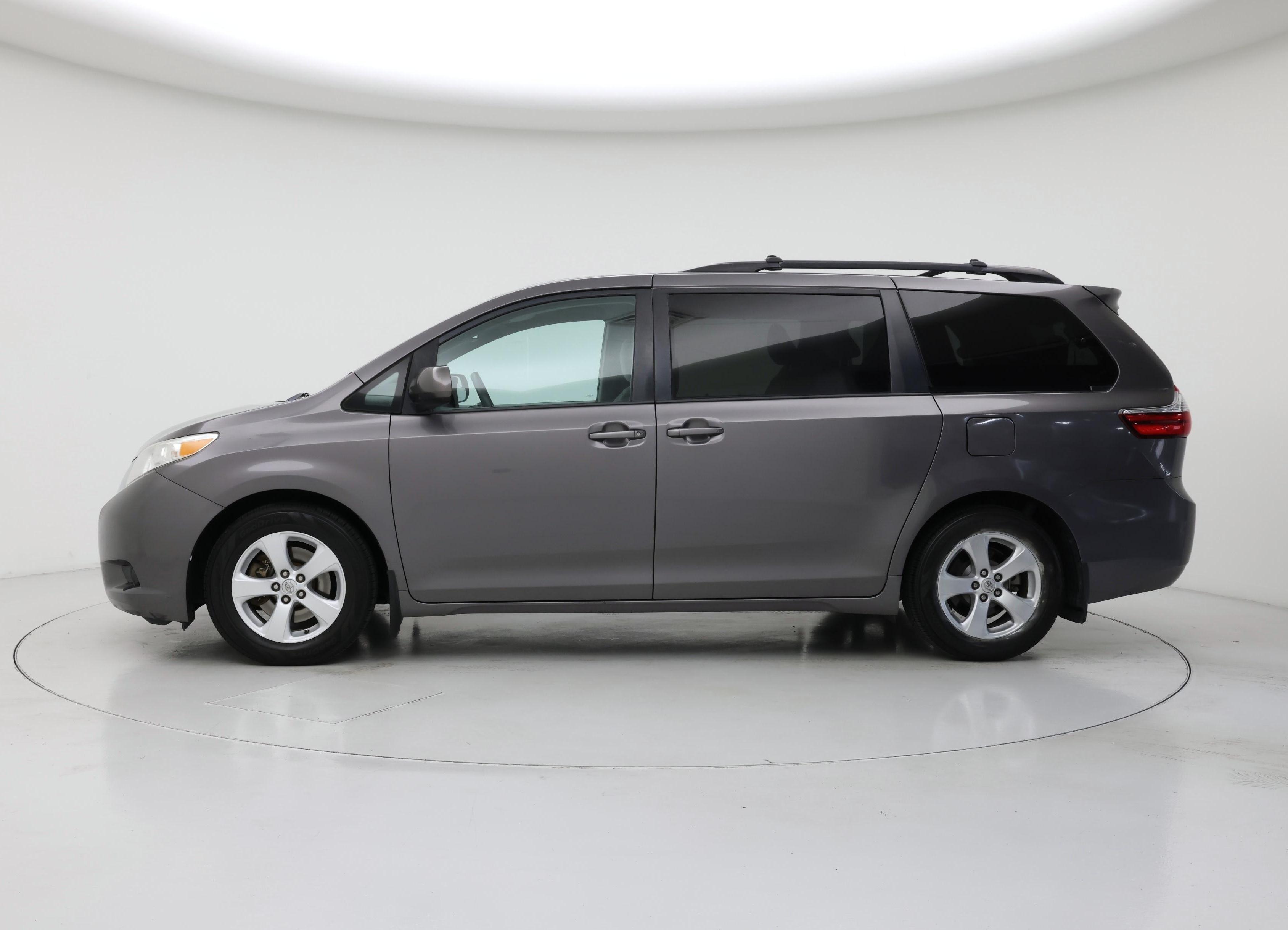 Thumbnail: 2015 Toyota Sienna - 3
