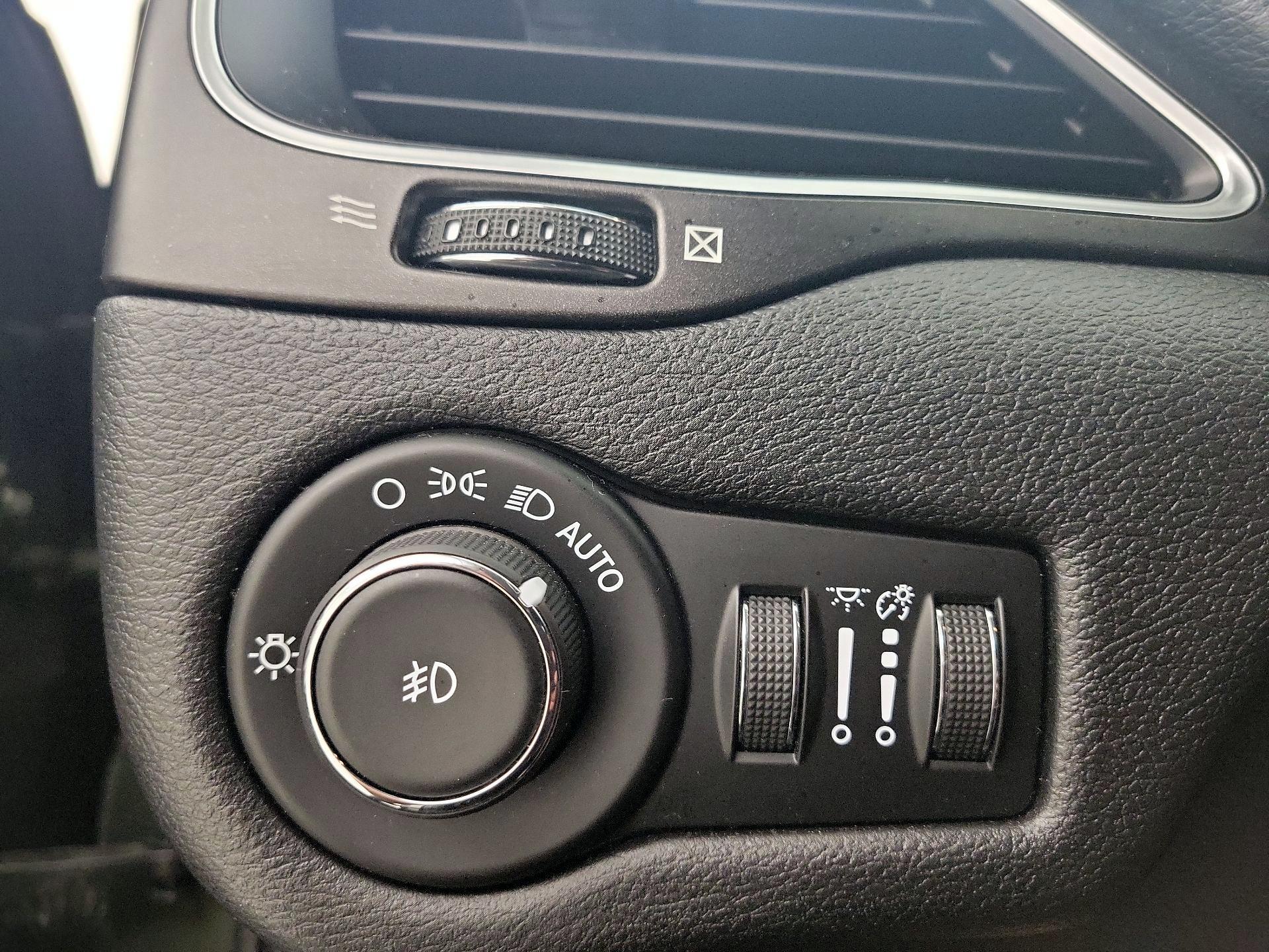Thumbnail: 2020 Jeep Cherokee - 13