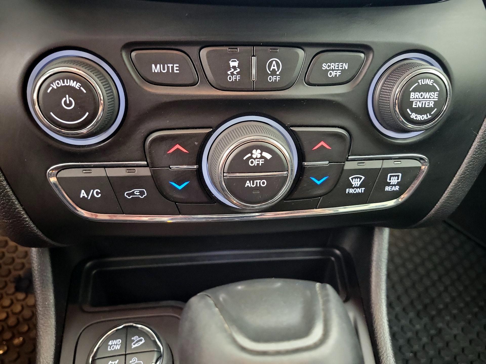 Thumbnail: 2020 Jeep Cherokee - 16