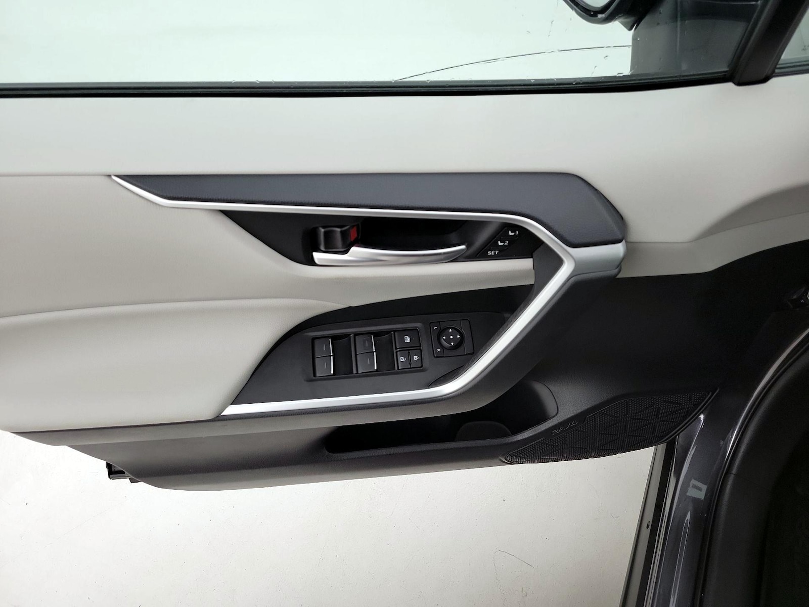 2025 Toyota RAV4 XLE Premium - Photo 13