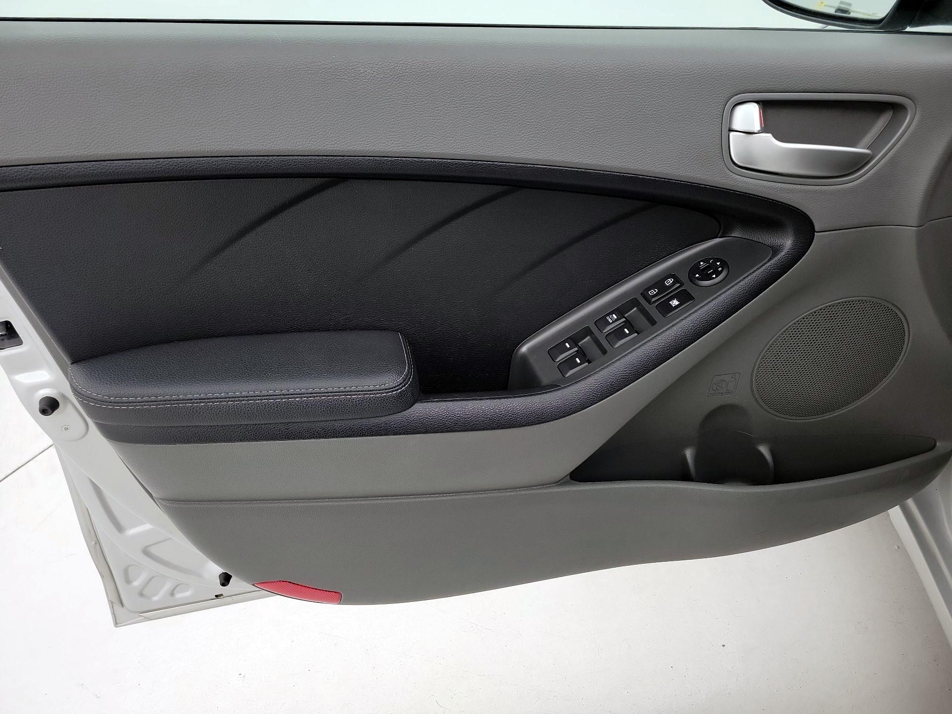 Thumbnail: 2017 Kia Forte - 12