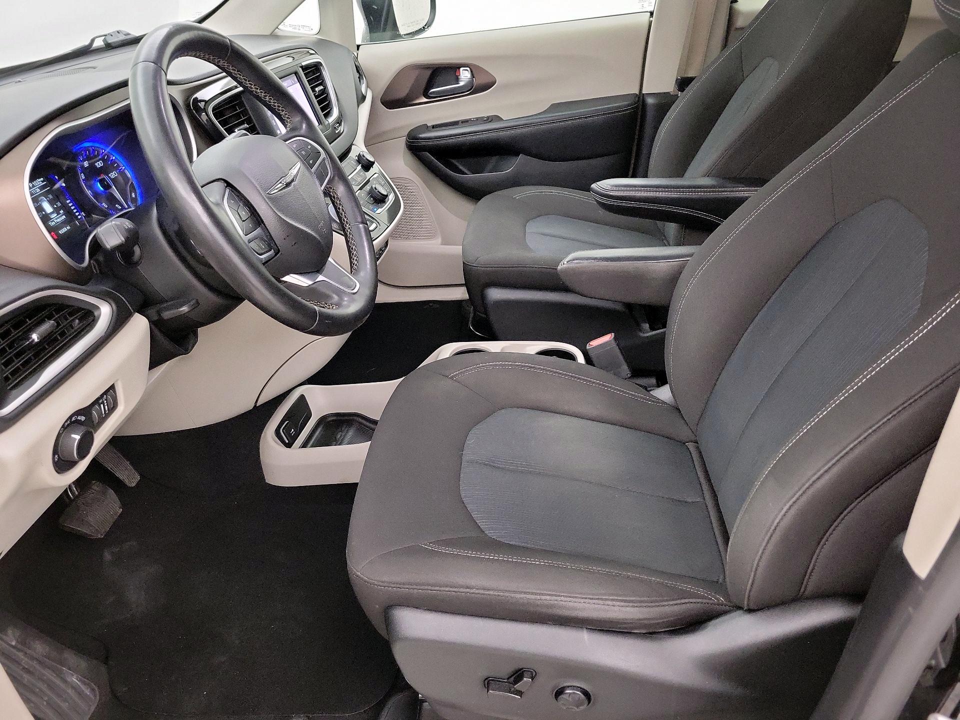 Thumbnail: 2022 Chrysler Voyager - 11