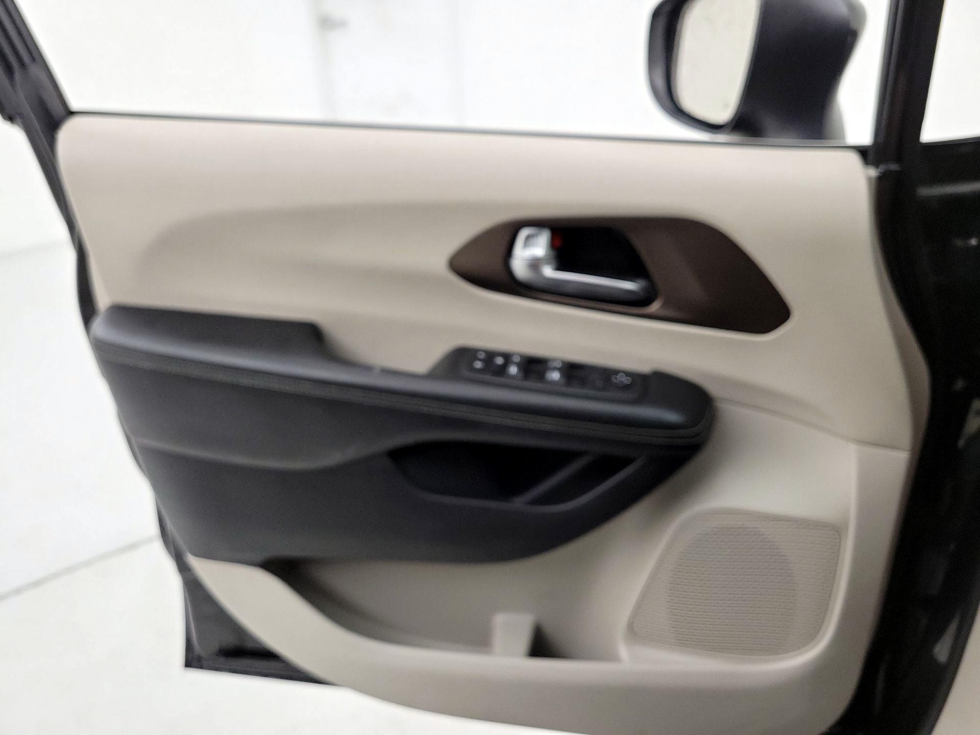 Thumbnail: 2022 Chrysler Voyager - 12