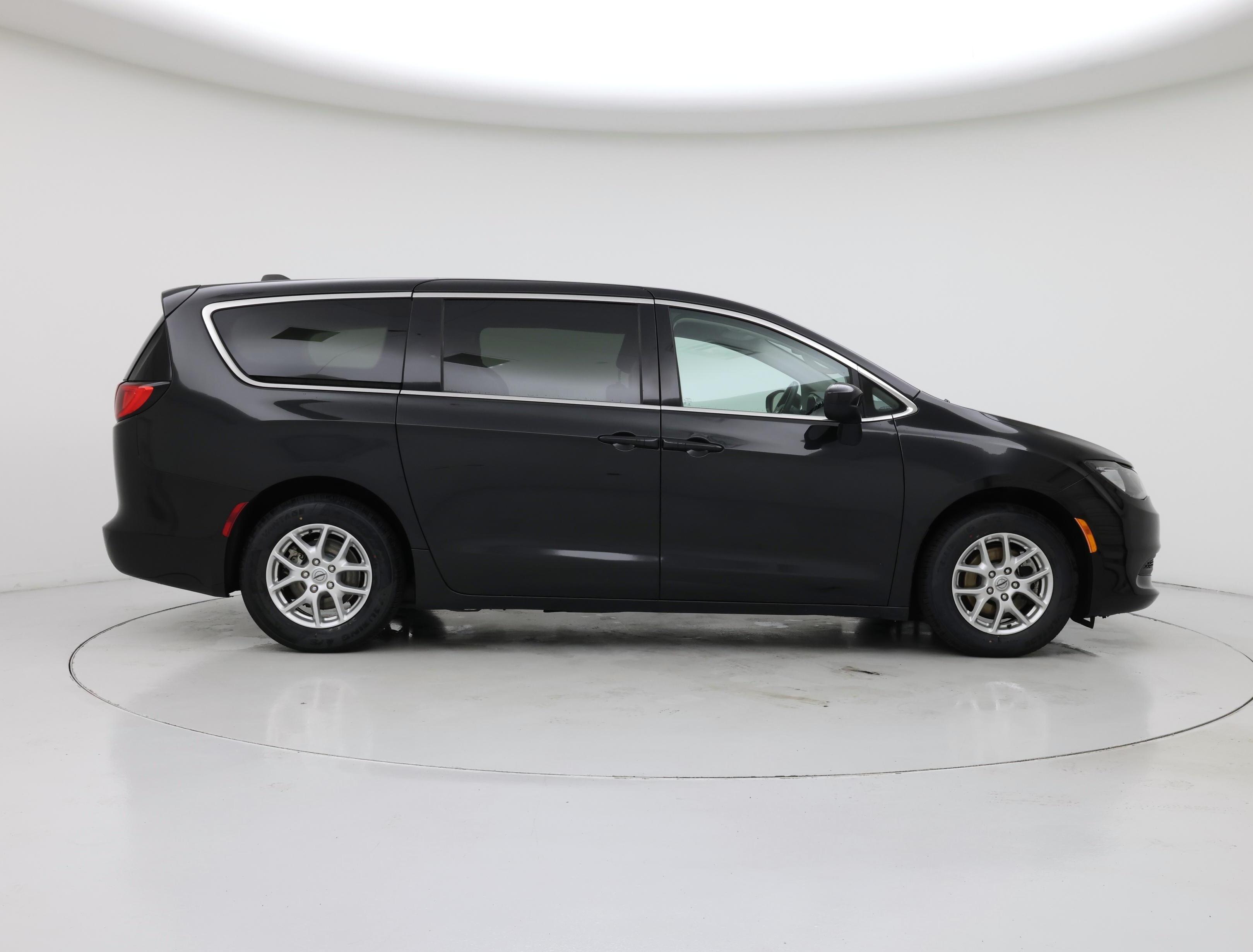 Thumbnail: 2022 Chrysler Voyager - 7