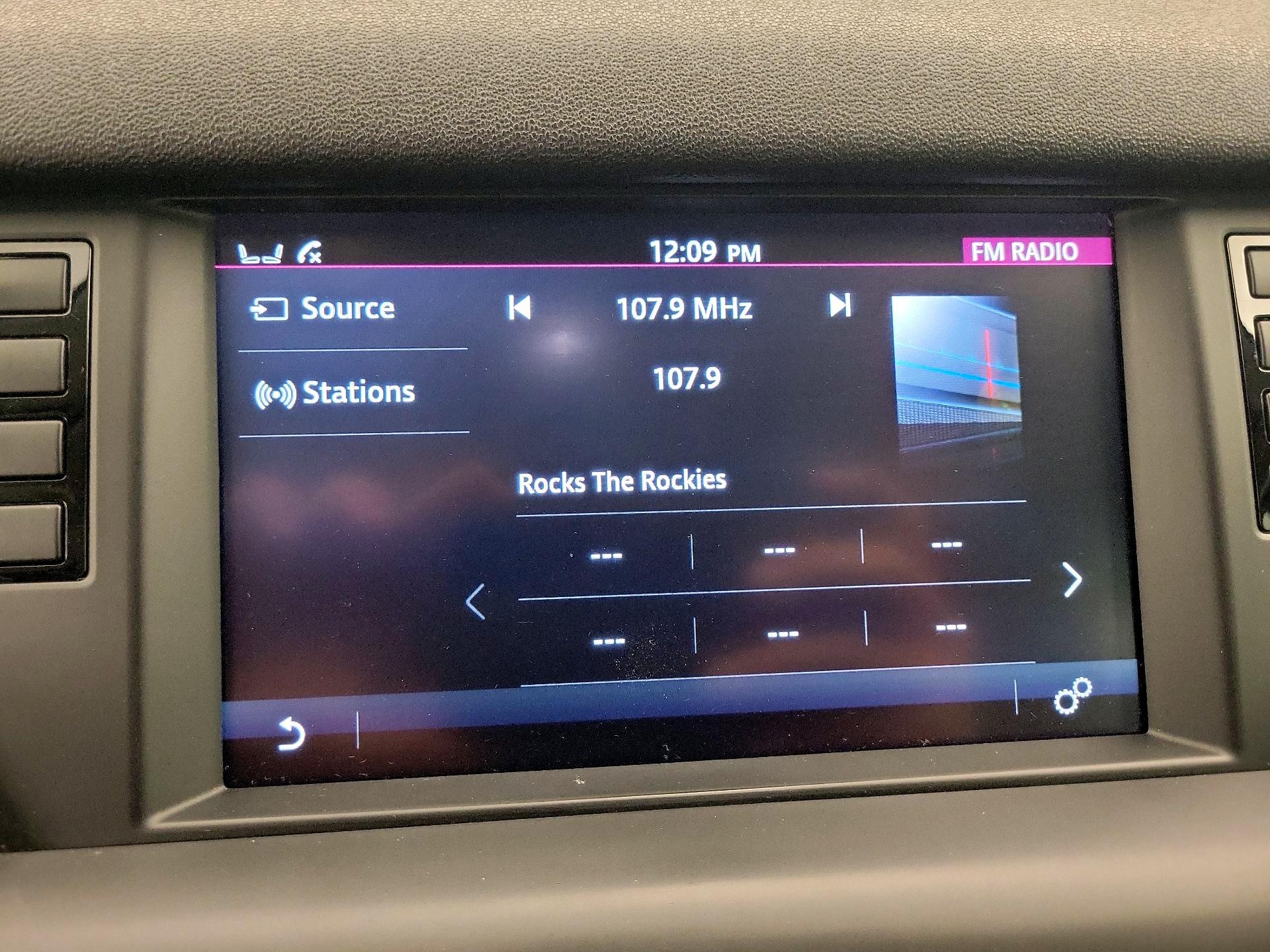 Thumbnail: 2018 Land Rover Discovery Sport - 15