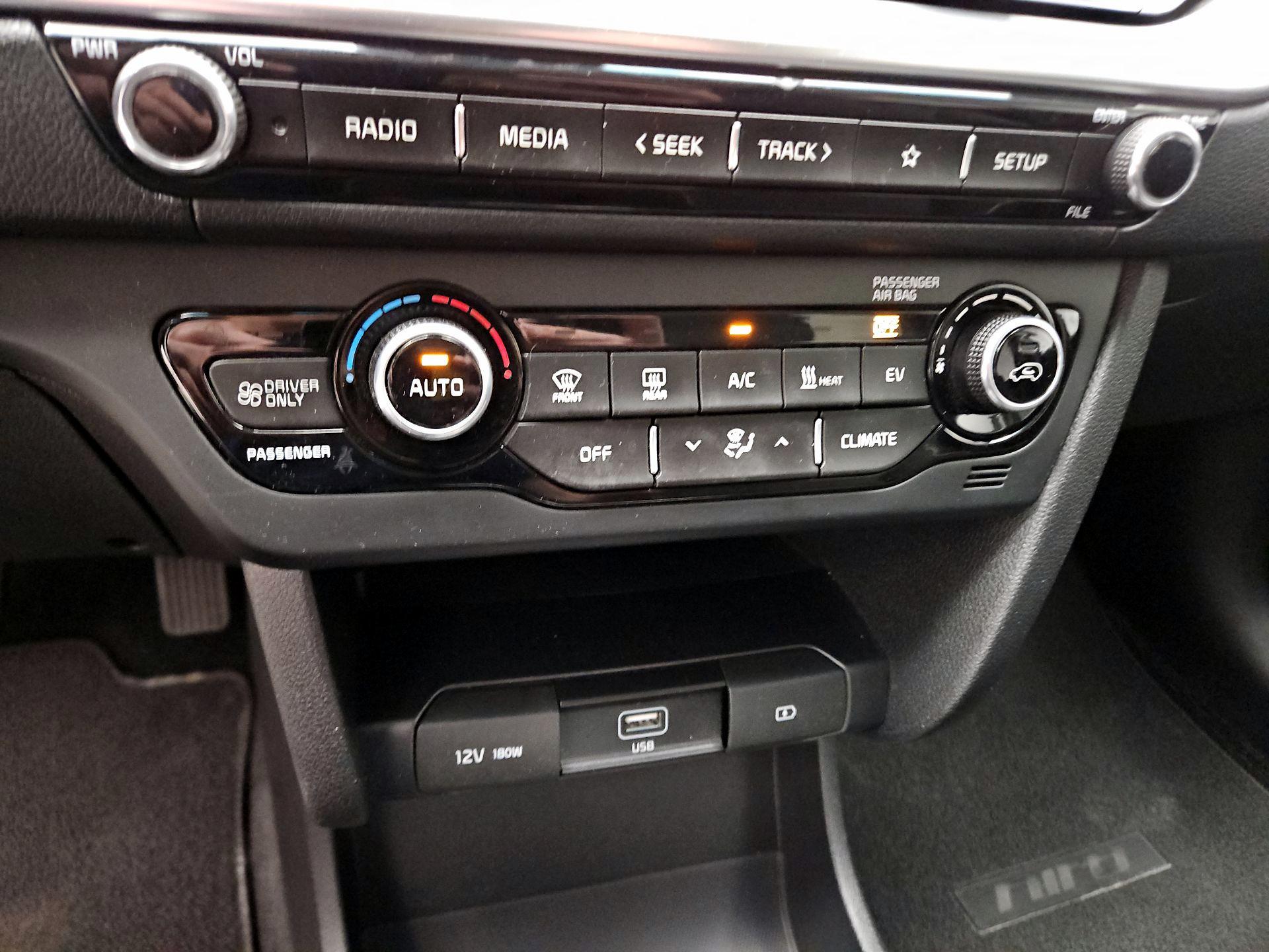 Thumbnail: 2020 Kia Niro - 16