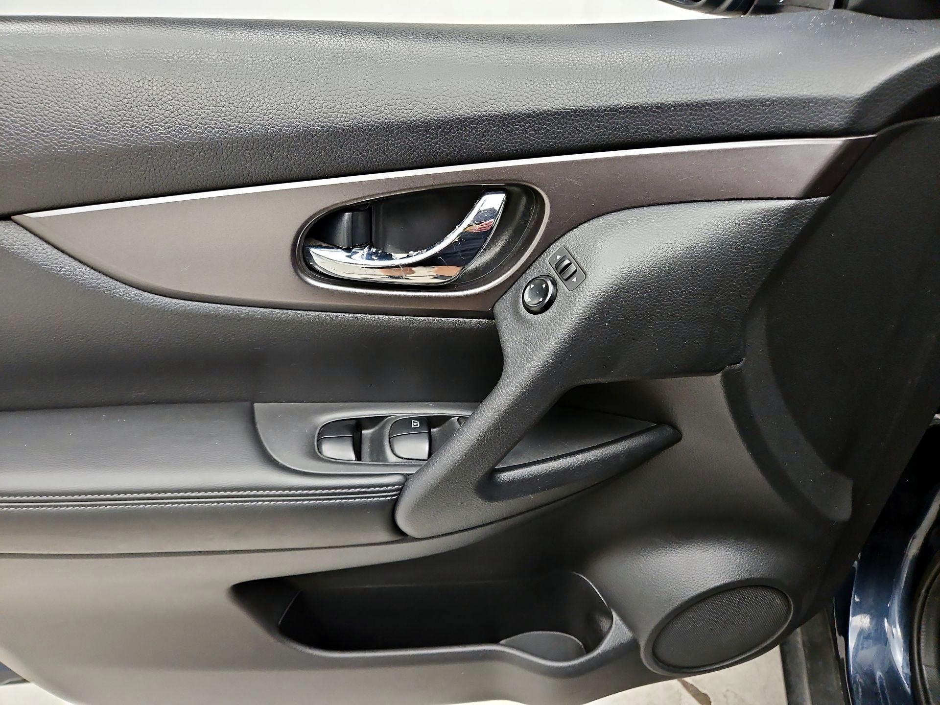 Thumbnail: 2016 Nissan Rogue - 12