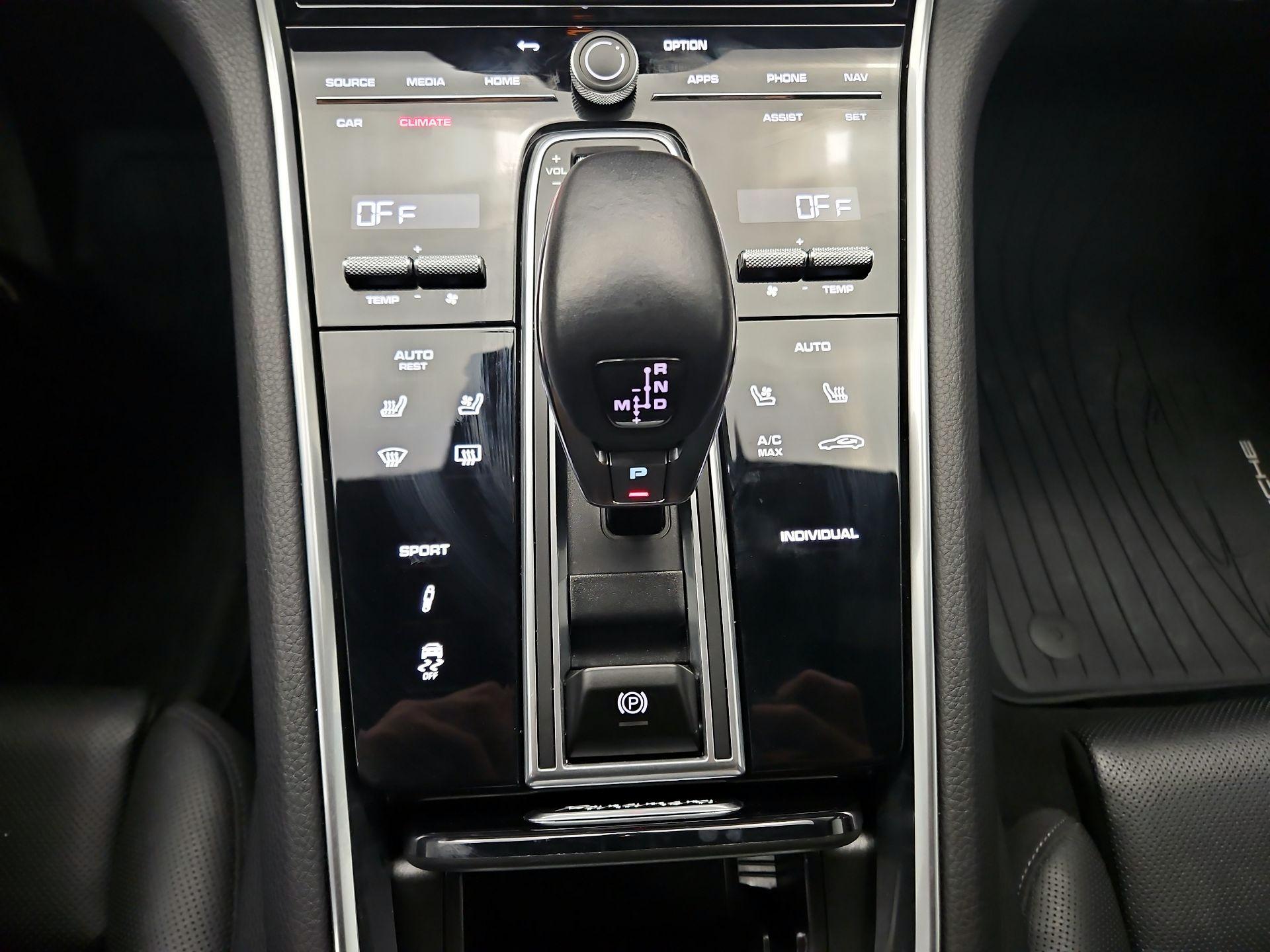 Thumbnail: 2023 Porsche Panamera - 18