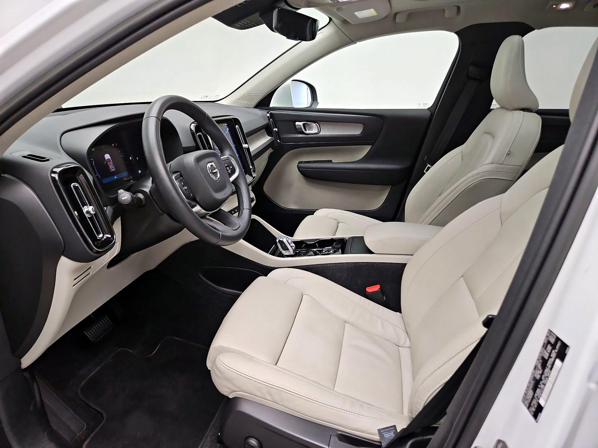 Thumbnail: 2023 Volvo XC40 - 11