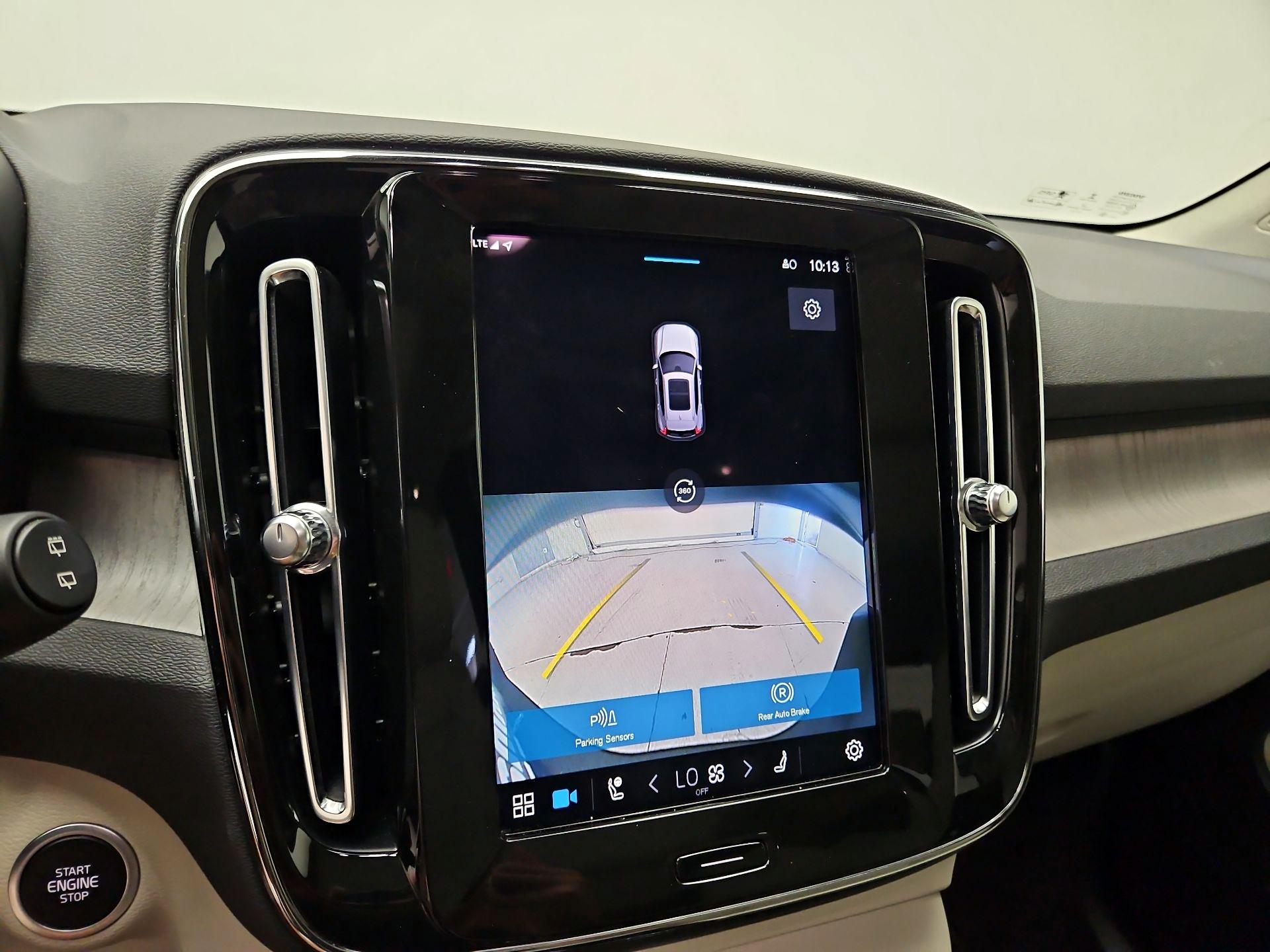 Thumbnail: 2023 Volvo XC40 - 14