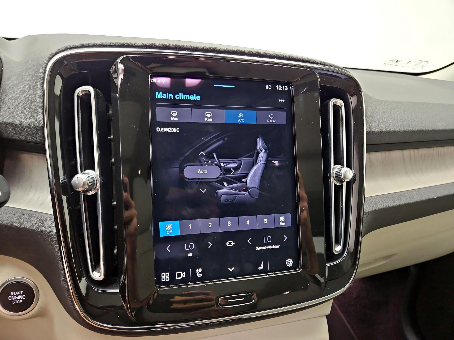 Thumbnail: 2023 Volvo XC40 - 16
