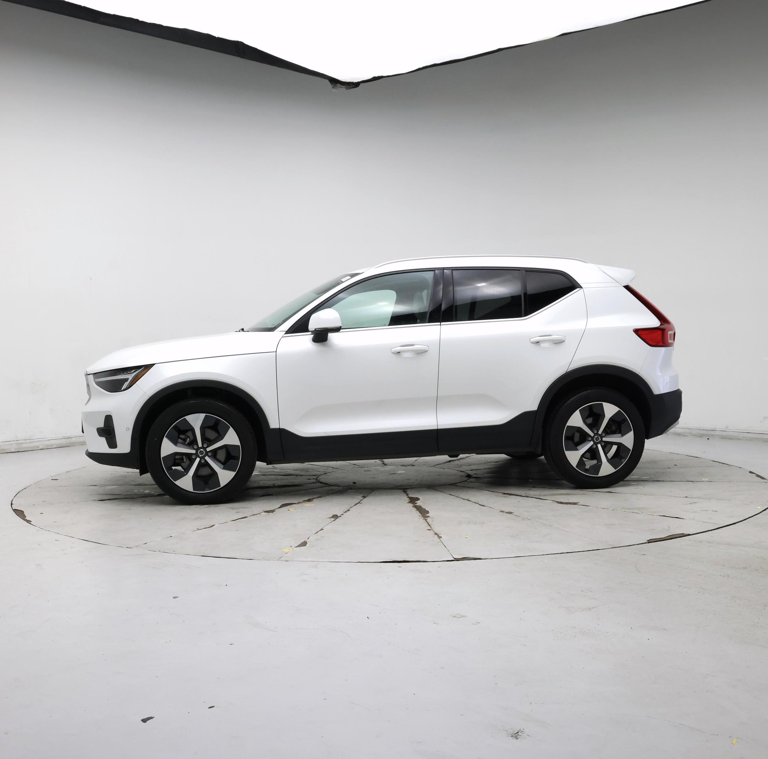 Thumbnail: 2023 Volvo XC40 - 3