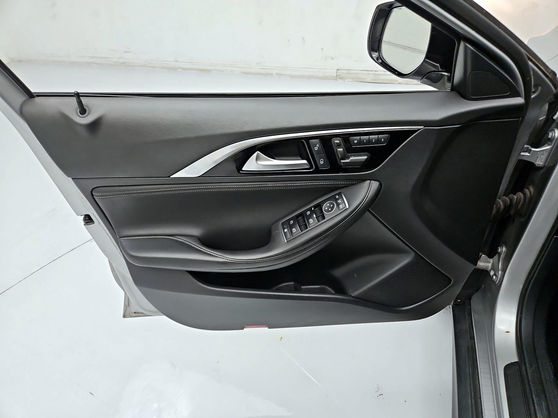 Thumbnail: 2017 INFINITI QX30 - 12
