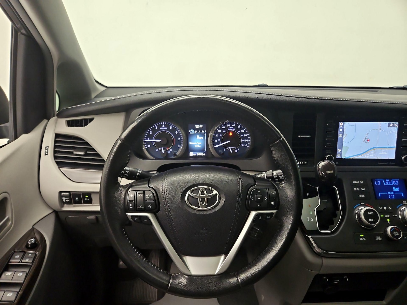 2019 Toyota Sienna XLE - Photo 11