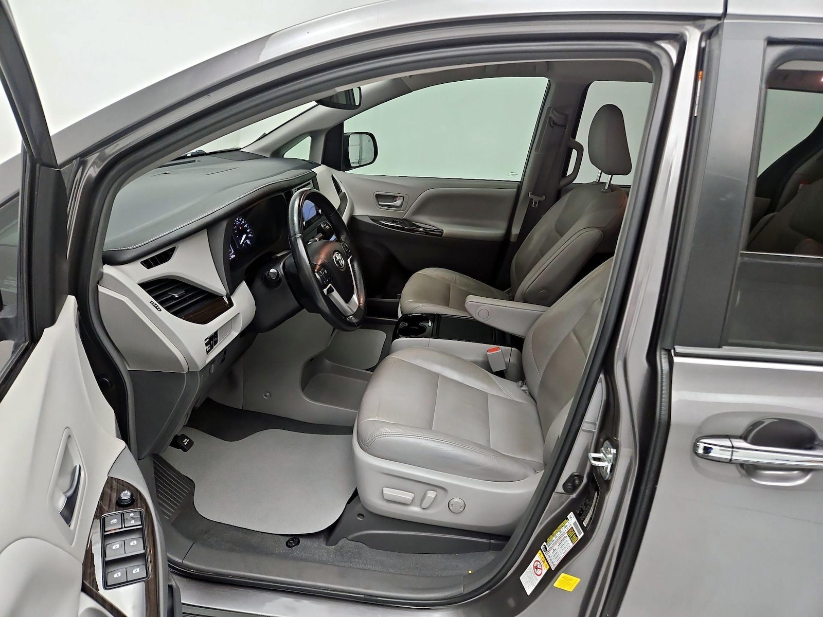 2019 Toyota Sienna XLE - Photo 12