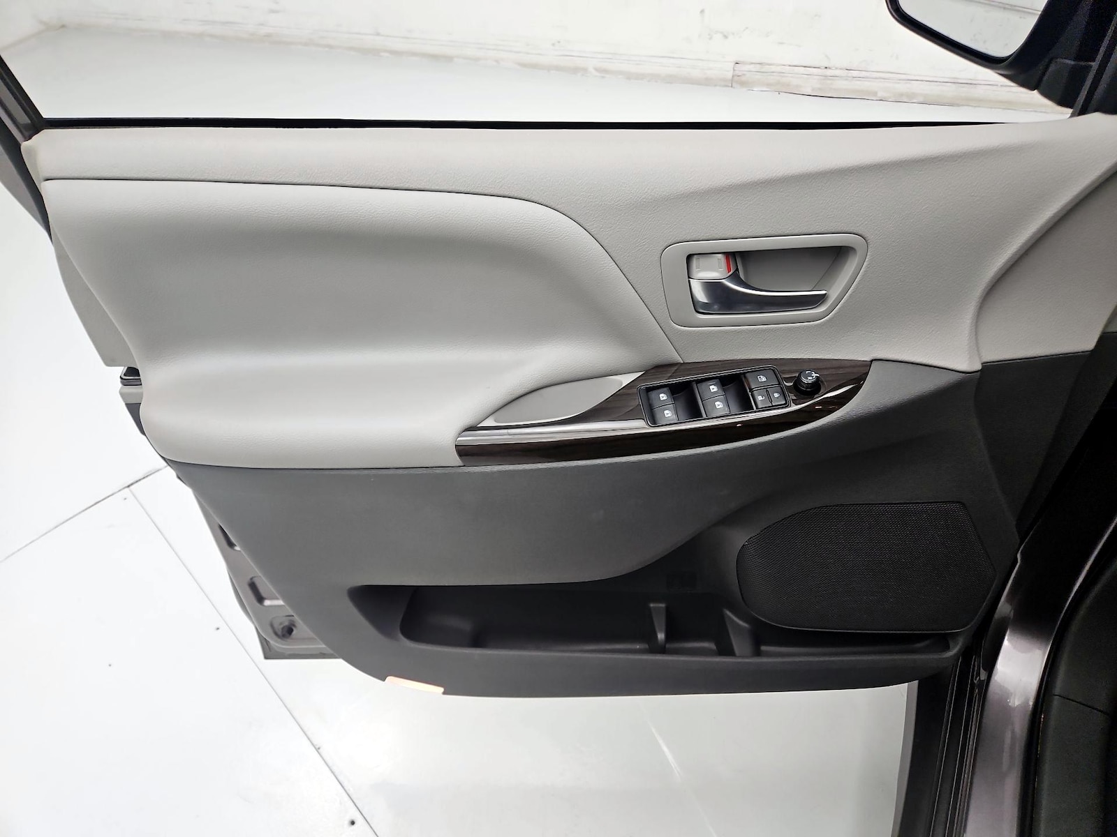 2019 Toyota Sienna XLE - Photo 13
