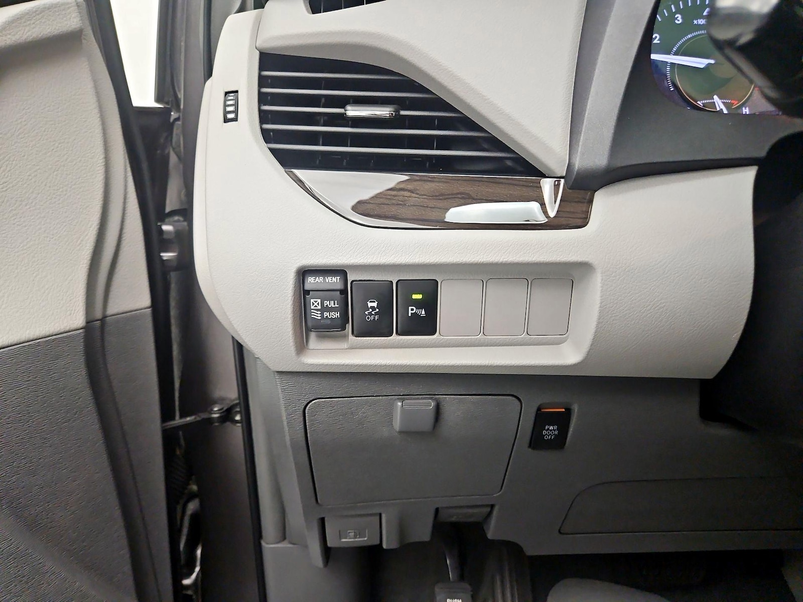 2019 Toyota Sienna XLE - Photo 14