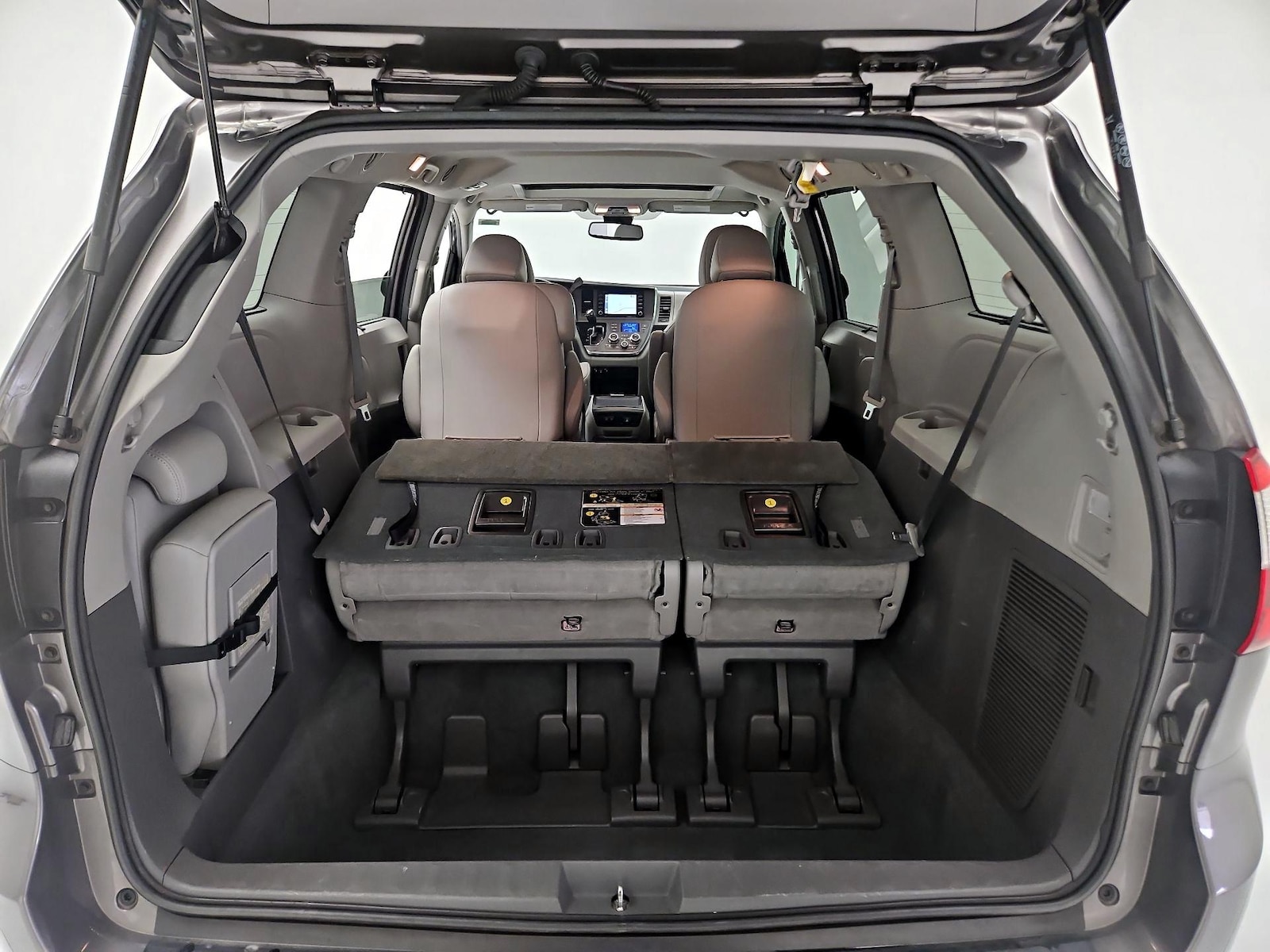2019 Toyota Sienna XLE - Photo 25